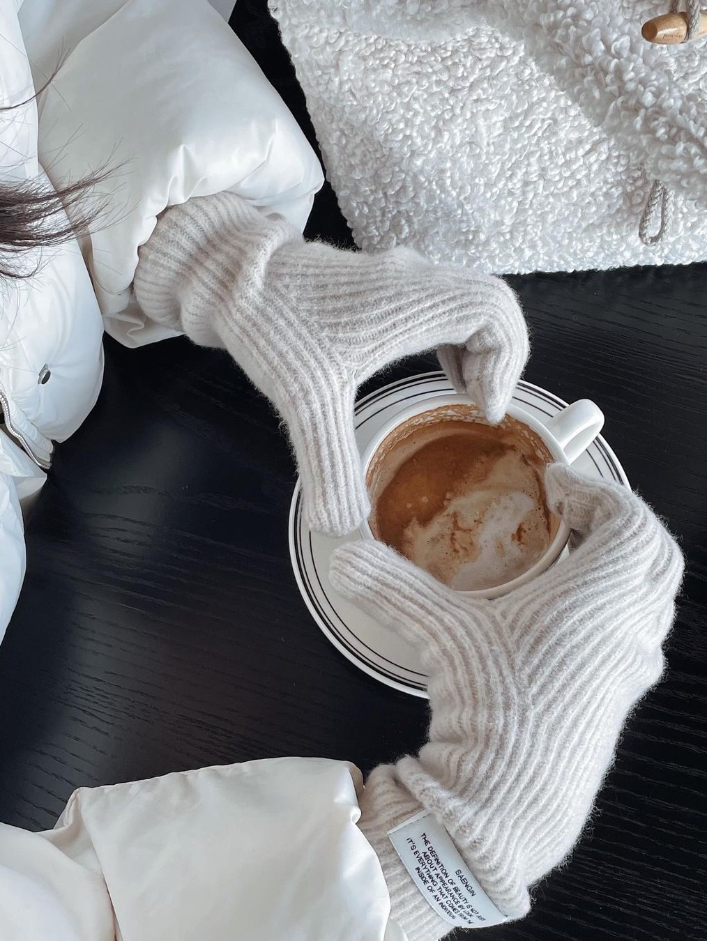 Saenginstudios Luv Mood Wool Gloves Beige, Saenginstudios Luv Mood Wool Gloves Gray 착용 스타일 - 1