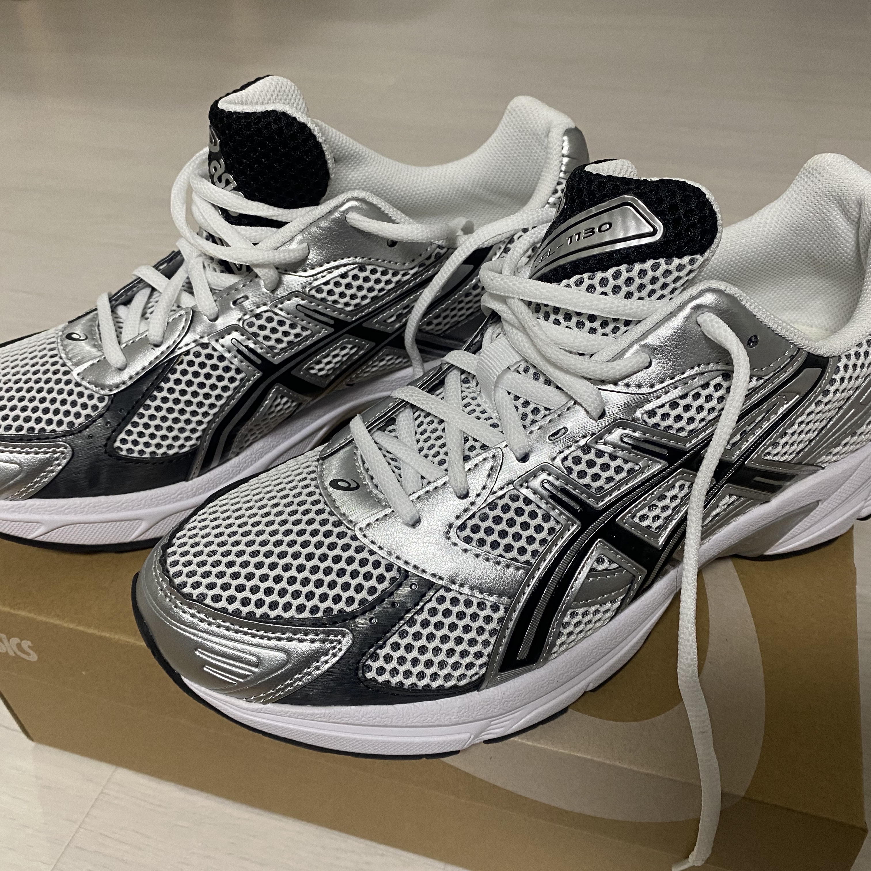 Asics Gel-1130 White Black 착용 스타일 - 1