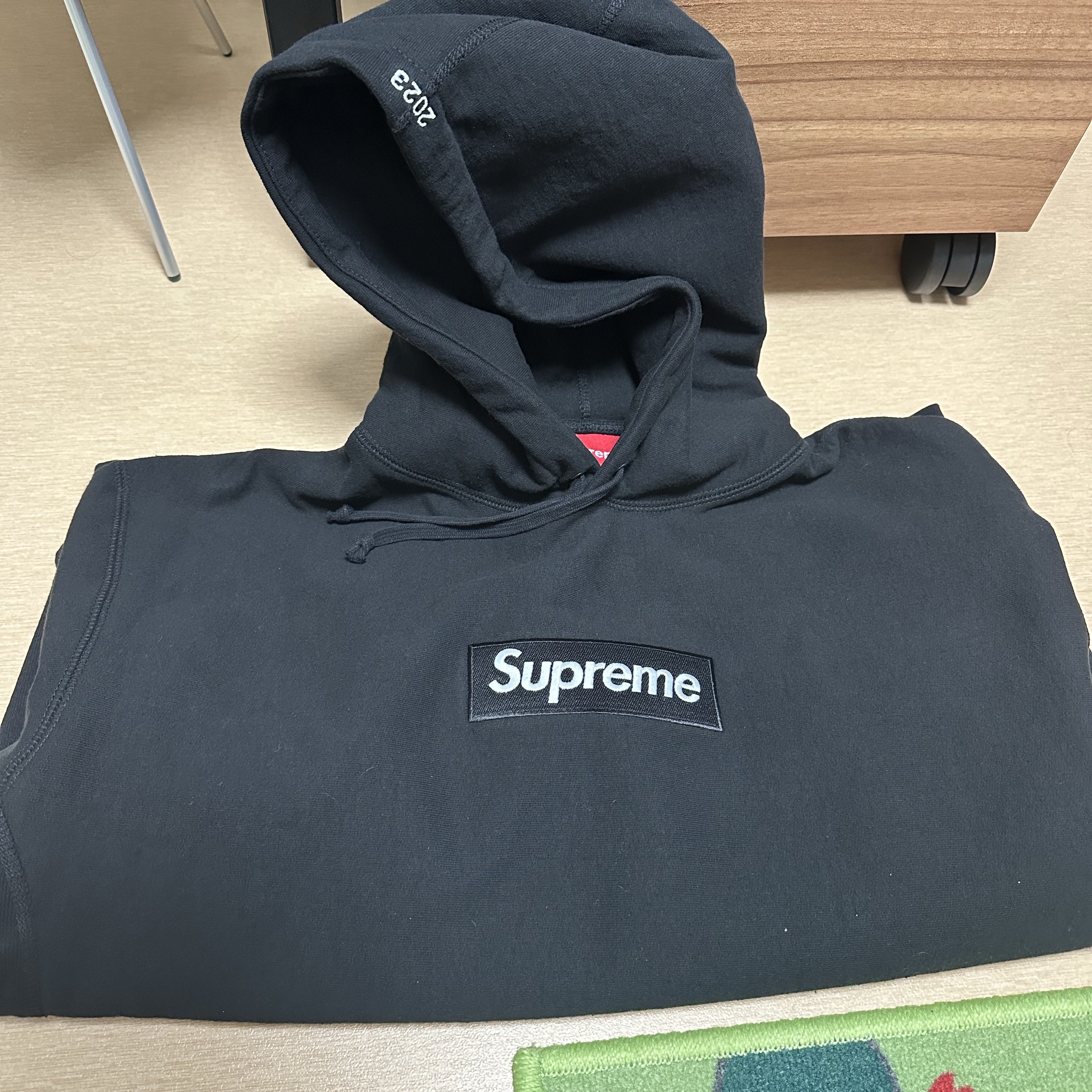 Supreme Box Logo Hooded Sweatshirt Black - 23FW, Supreme New Era Box Logo Beanie Dark Sand - 23FW 착용 스타일 - 2
