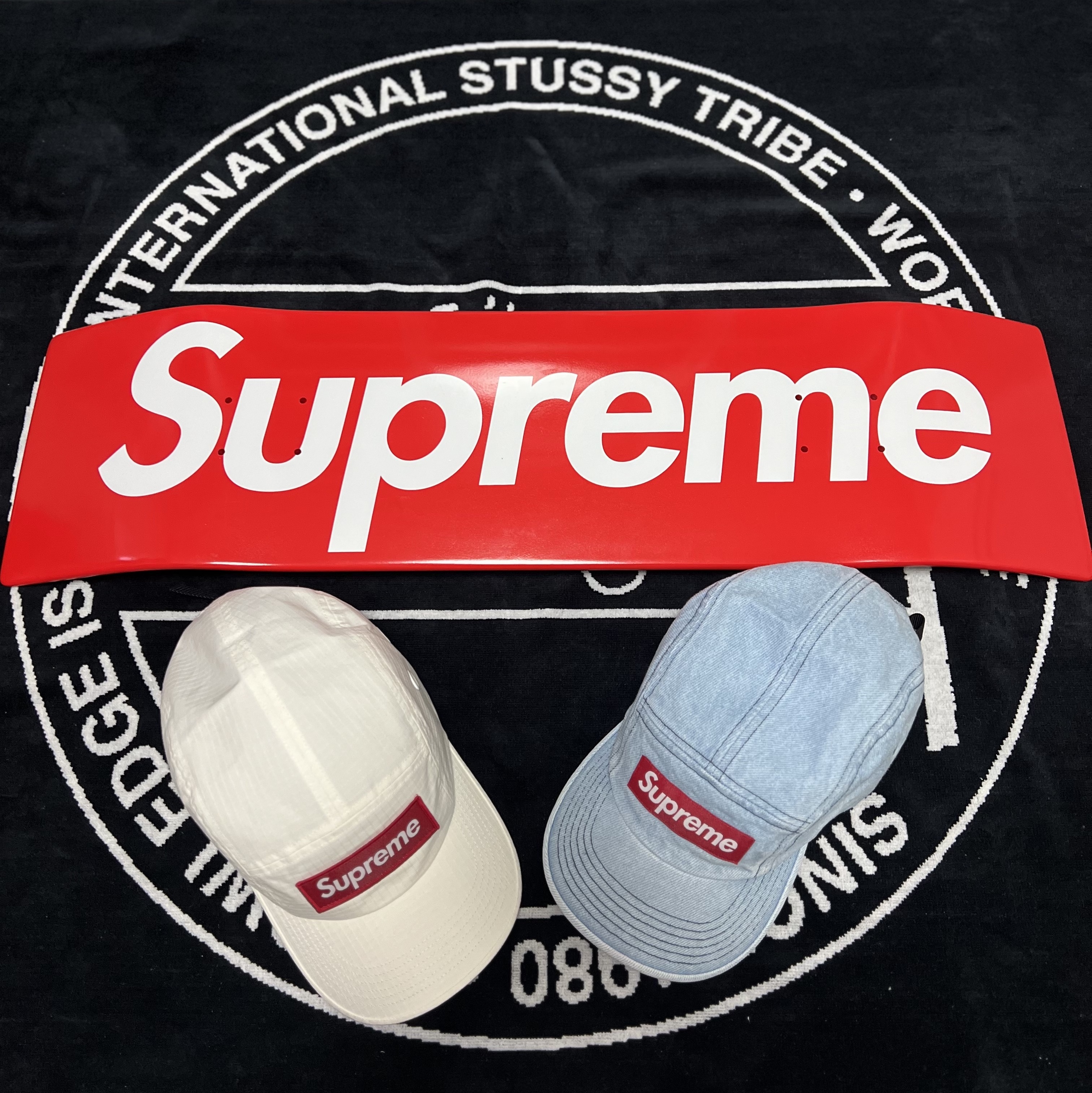 Supreme Uncut Box Logo Skateboard Deck Red - 22SS, Supreme Ventile Camp Cap White - 23SS 착용 스타일 - 1