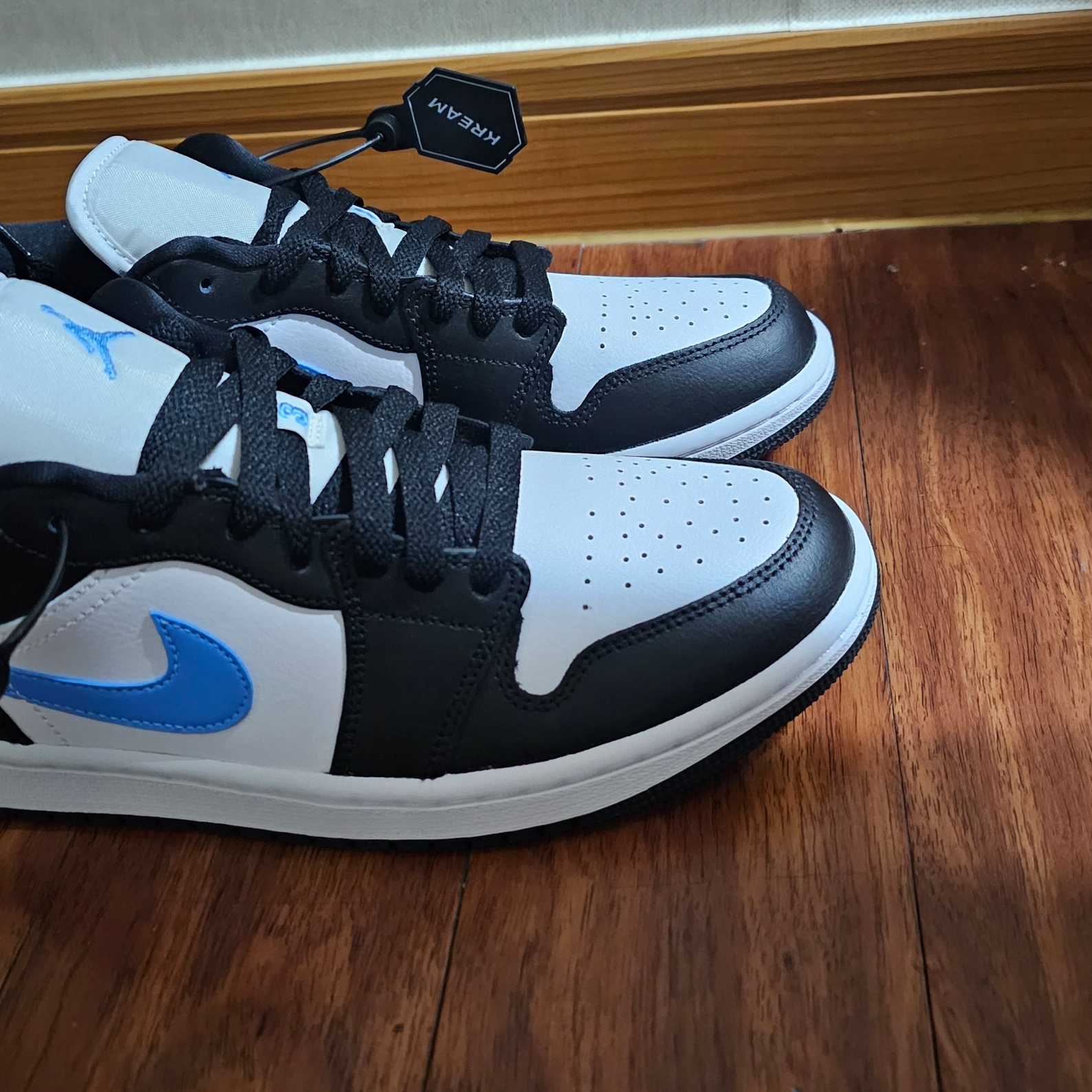(W) Jordan 1 Low Black University Blue 착용 스타일 - 3