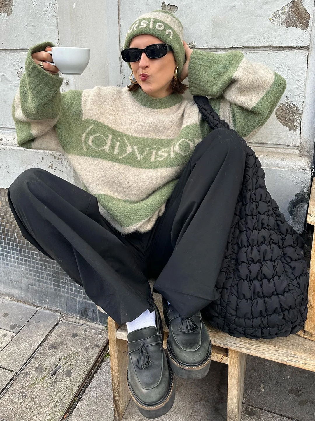 COS Lether Quilted Oversized Crossbody Bag Black, Louis Vuitton Micro Speedy Bag Charm Monogram 착용 스타일 - 2