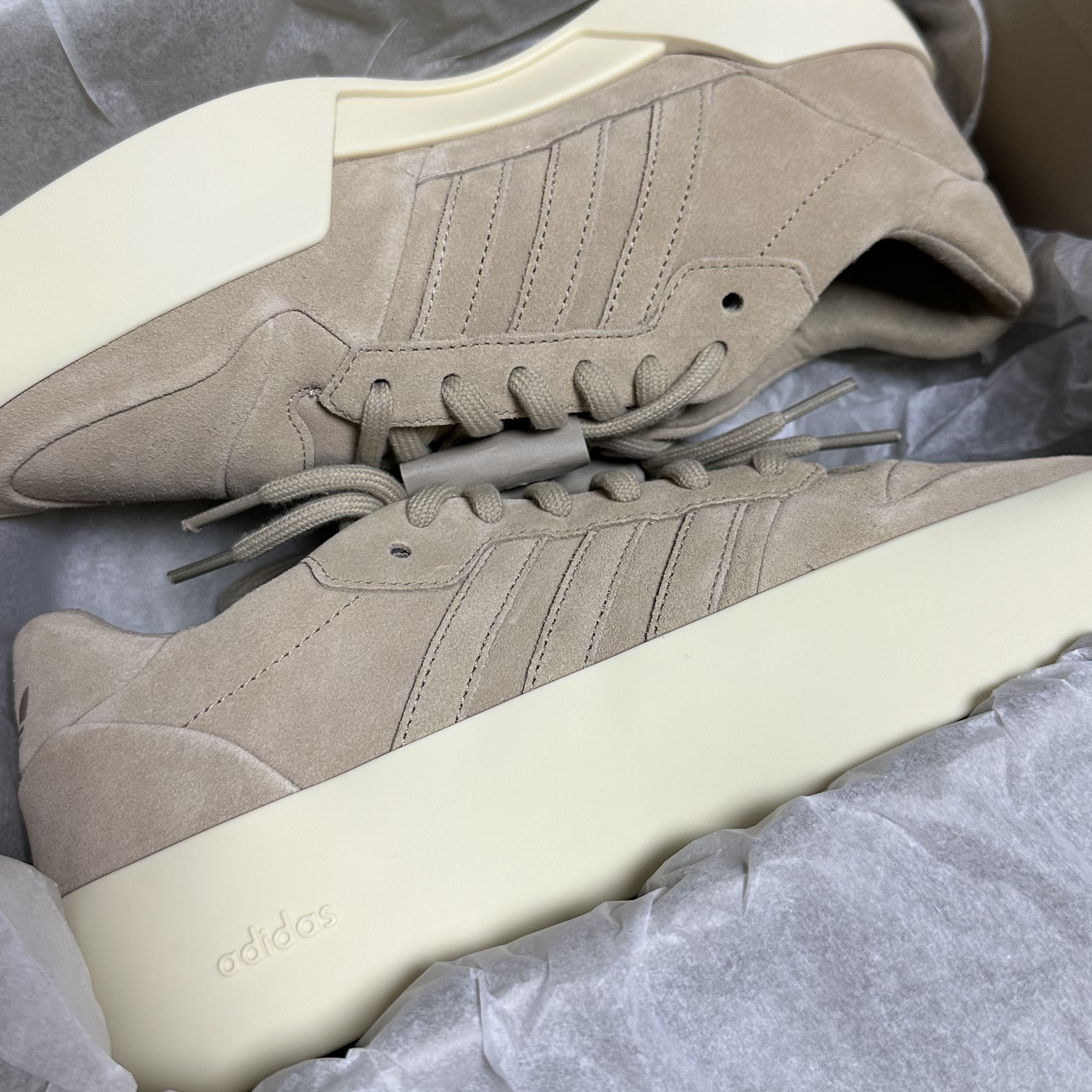 Adidas x Fear of God Athletics 86 Low Clay 착용 스타일 - 2