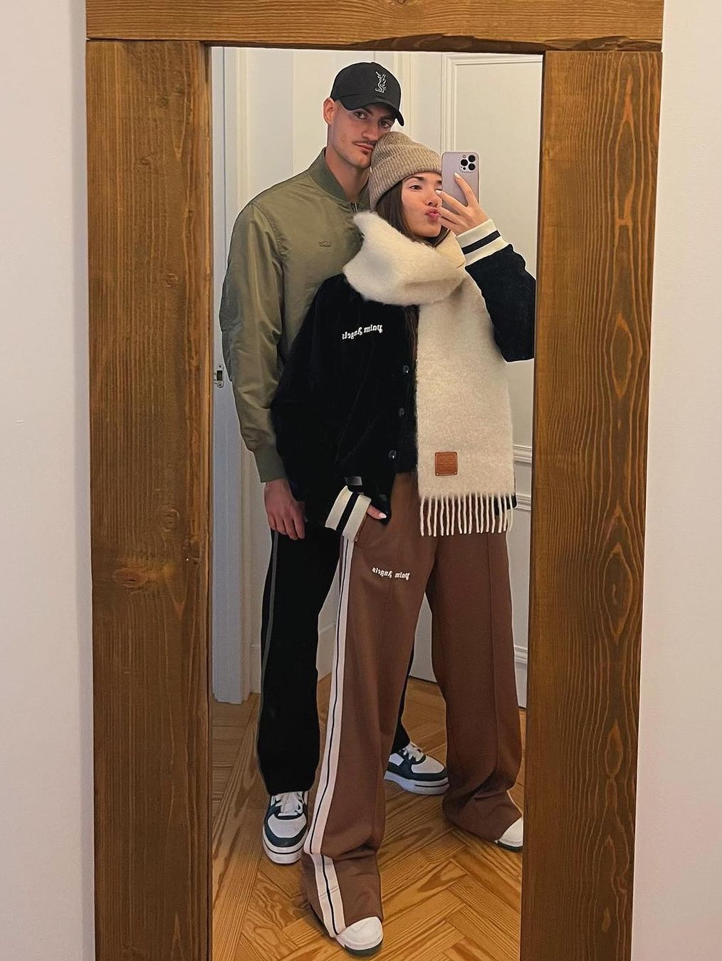 Loewe Wool and Mohair Muffler White 착용 스타일 - 2