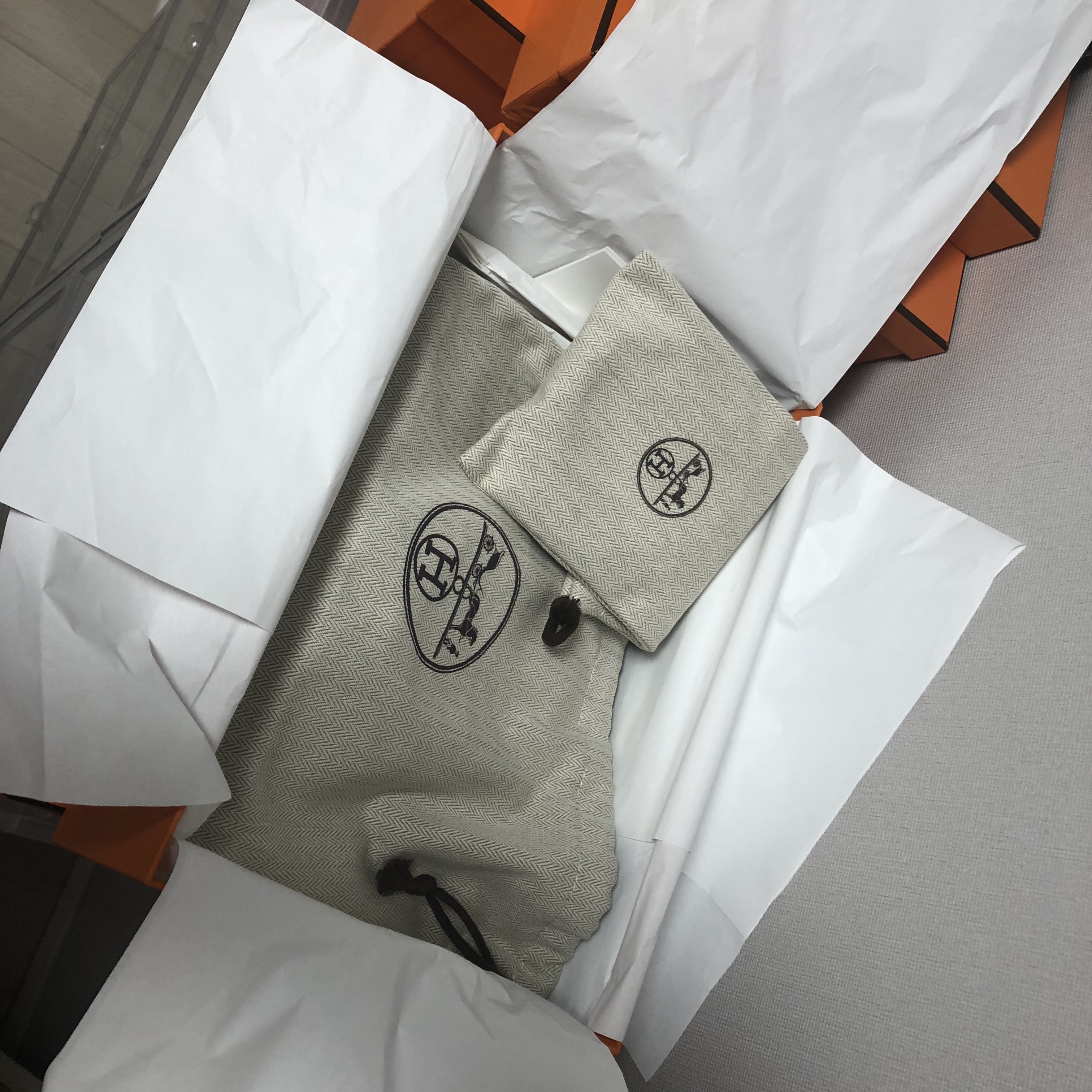 Hermes Halzan 25 Bag Clemence & Gold 착용 스타일 - 2