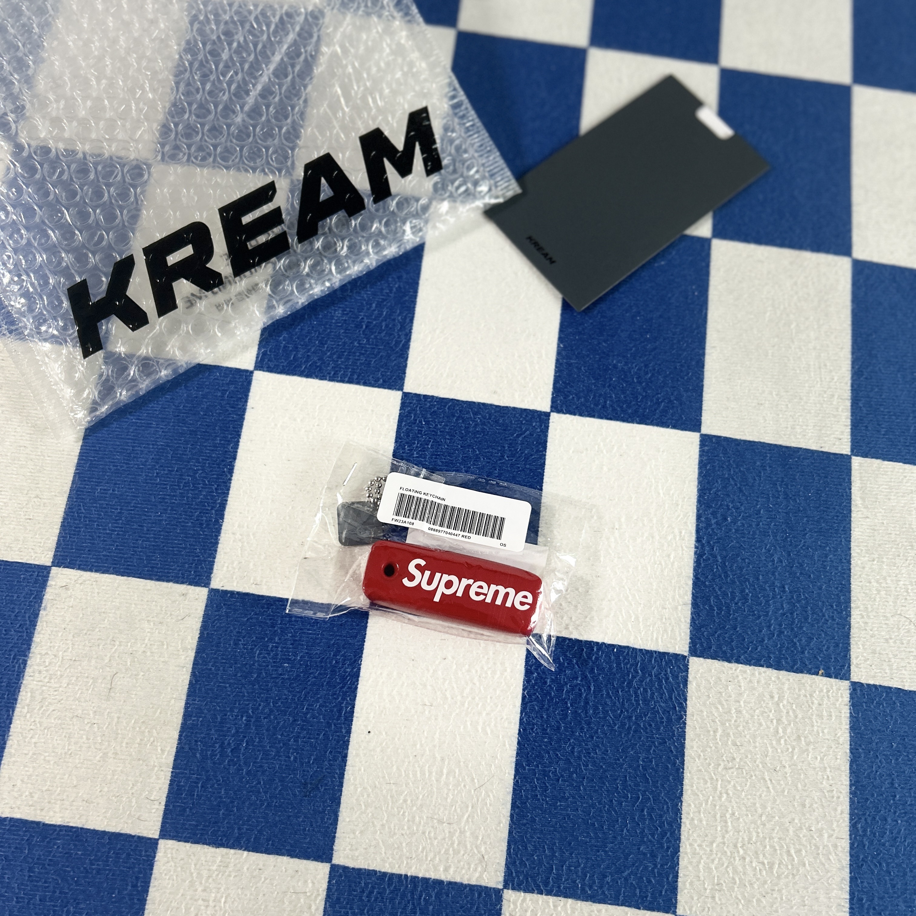 Supreme Floating Keychain Red - 23FW 착용 스타일 - 1