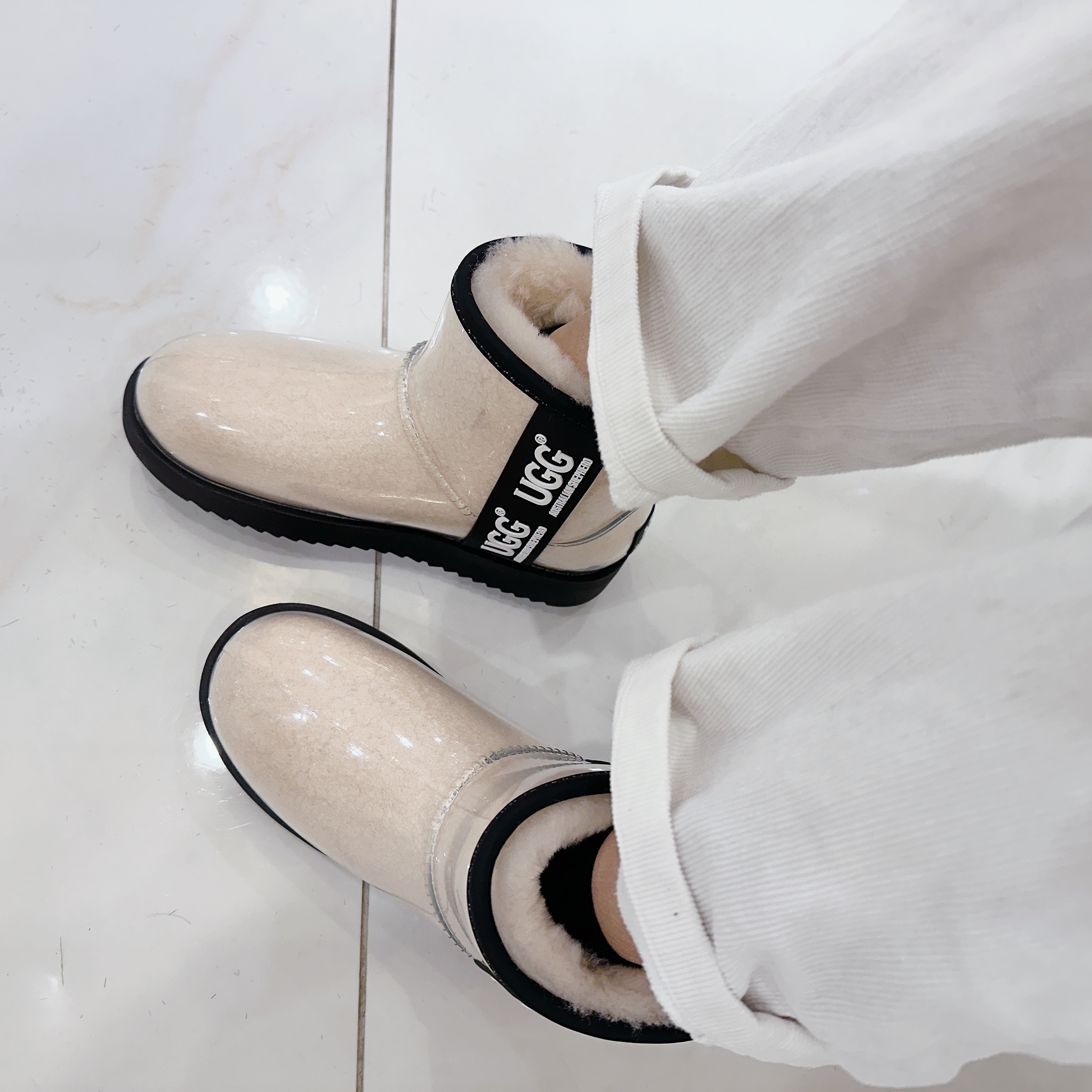 (W) UGG Classic Clear Mini Boots Natural Black 착용 스타일 - 2