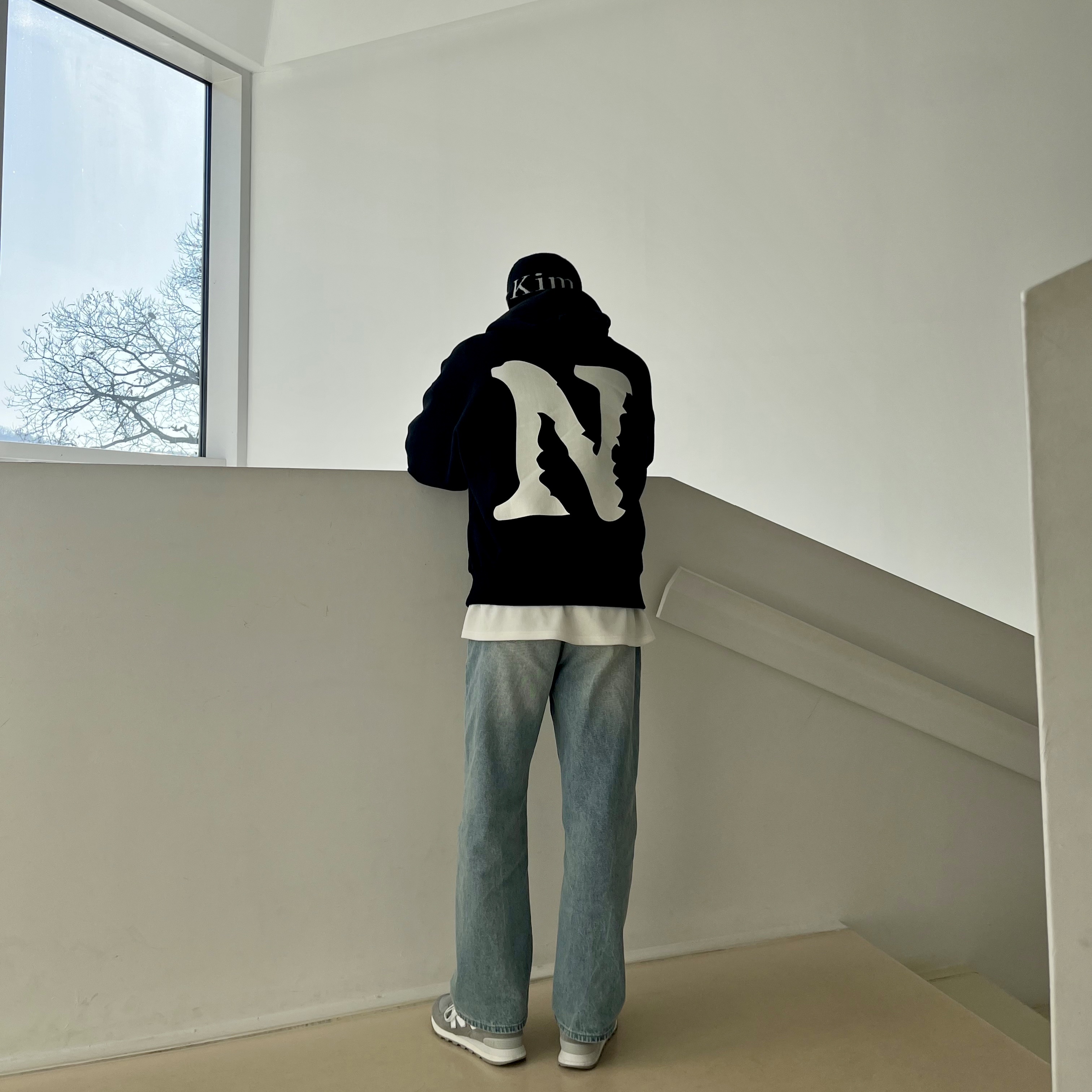 Matin Kim Logo Jacquard Short Beanie Black, Netherworld Hoodie Black 착용 스타일