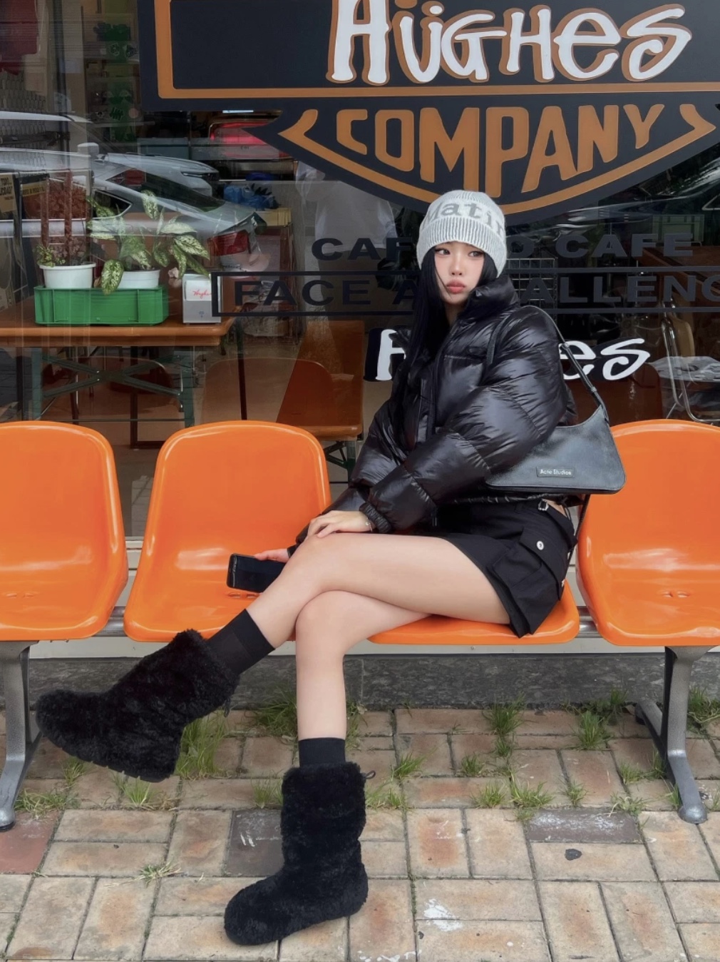 (W) UGG Classic Mini II Boots Chestnut, Open Yy Faux Fur Corduroy Earflap Cap Khaki 착용 스타일 - 4