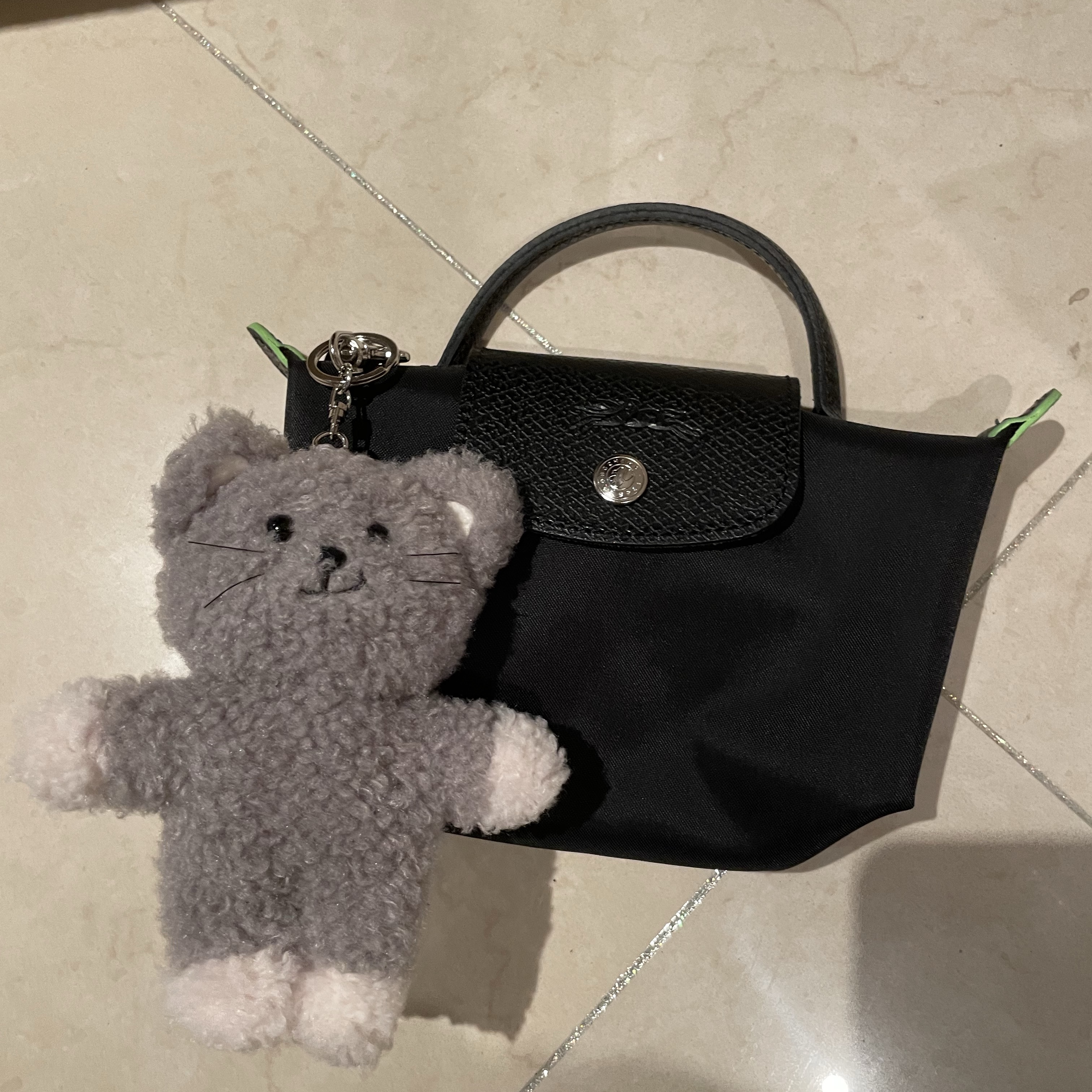 Longchamp Le Pliage Green Handle Pouch Black 착용 스타일