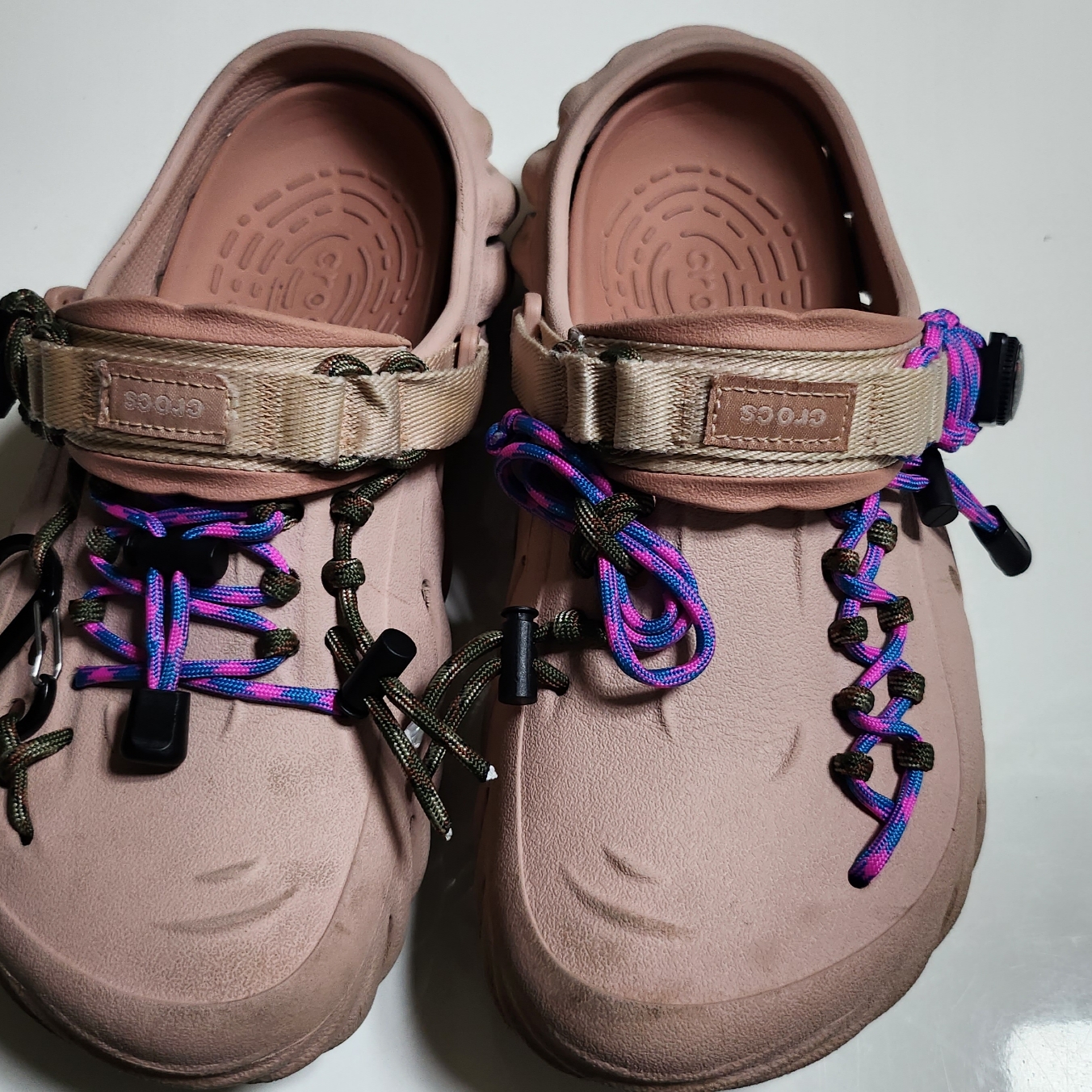 Crocs Echo Clog Pink Clay 착용 스타일 - 2