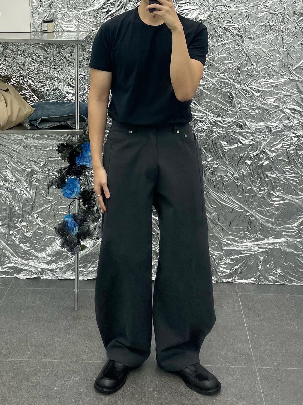 Waviness Oblique Curved Chino Pants Graphite 착용 스타일