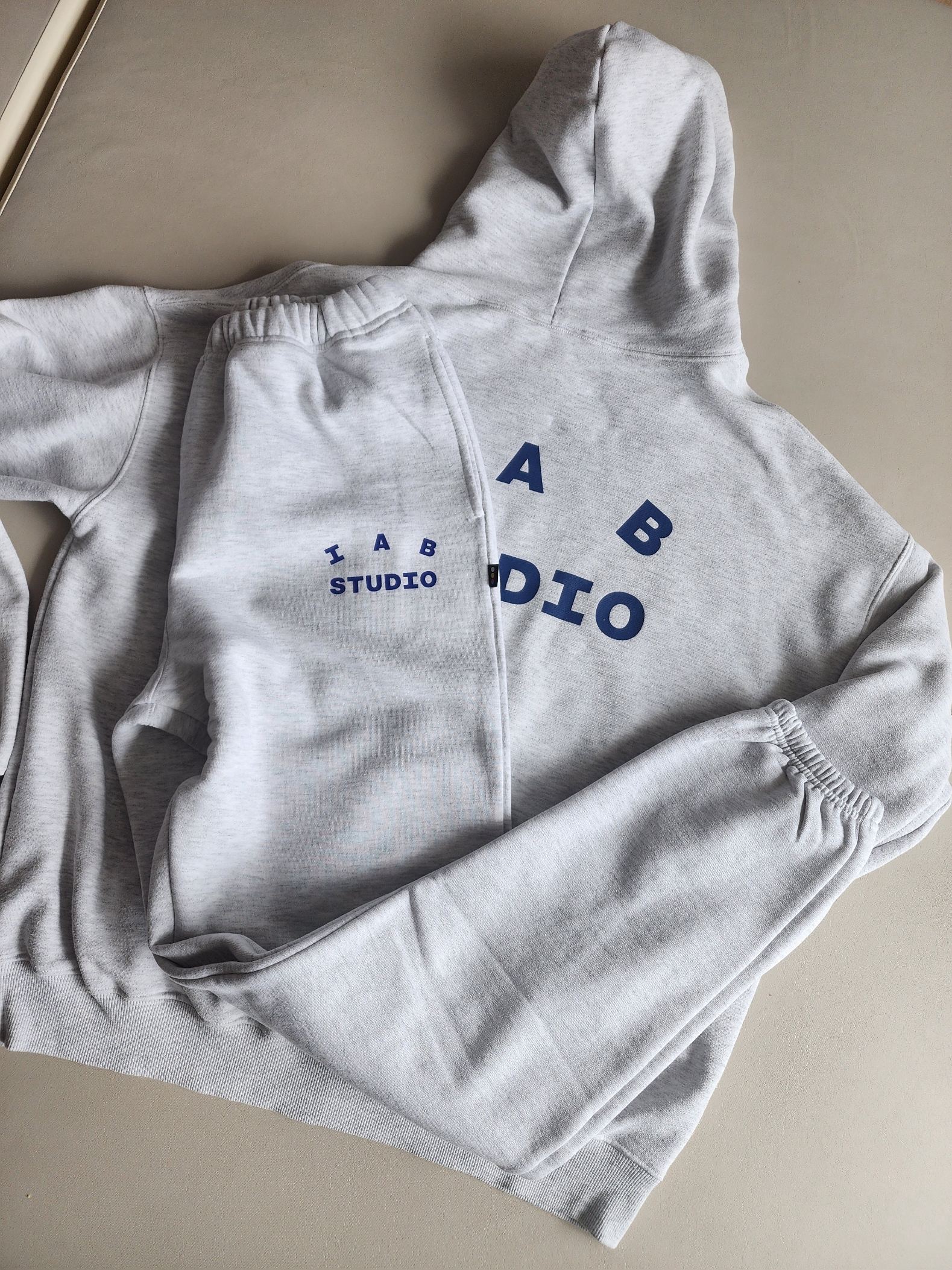IAB Studio Sweatpants Light Gray, IAB Studio Hoodie Light Gray 착용 스타일 - 3