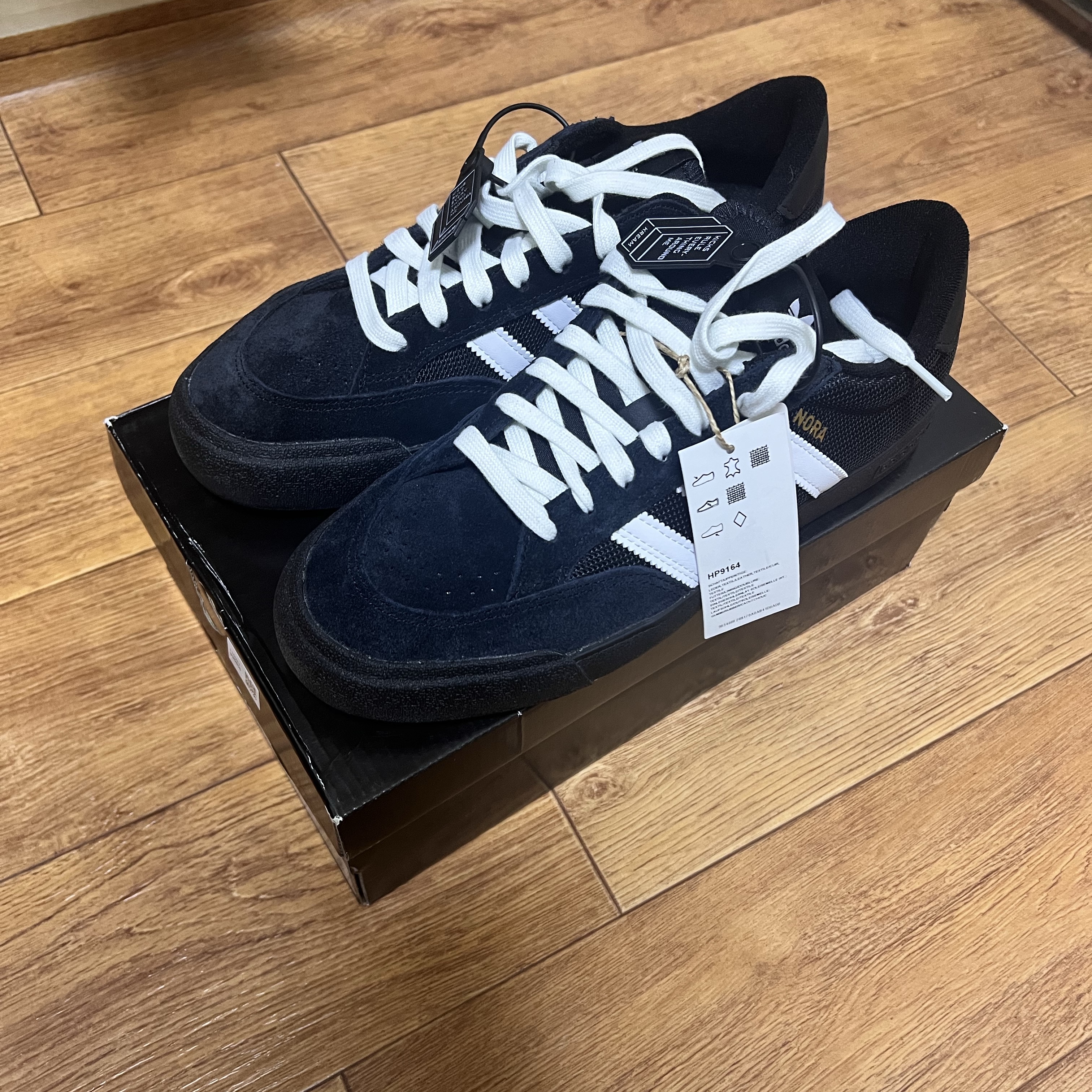 Adidas Nora Core Black Gold Metallic 착용 스타일 - 1