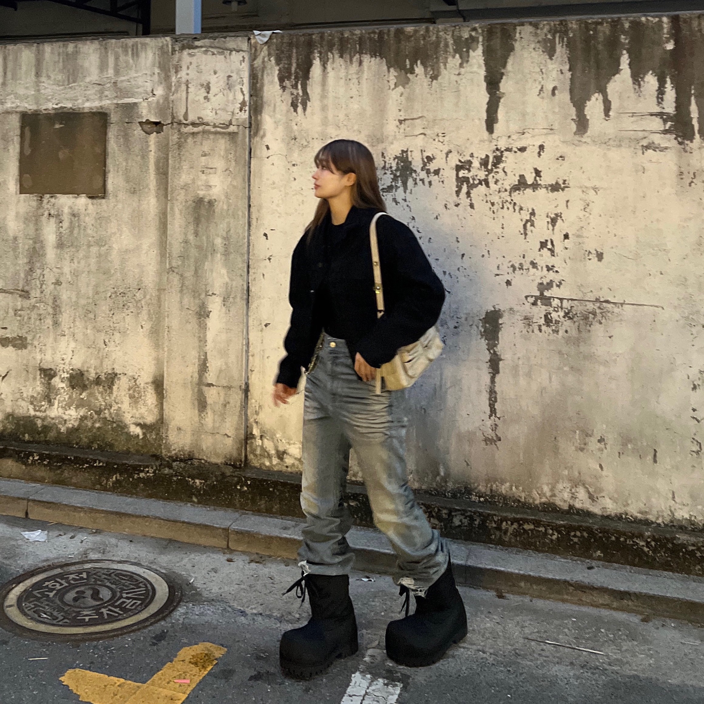 Balenciaga Skiwear Alaska Nylon Low Boot Black, Project G/R Flare Jeans Blue 착용 스타일 - 2