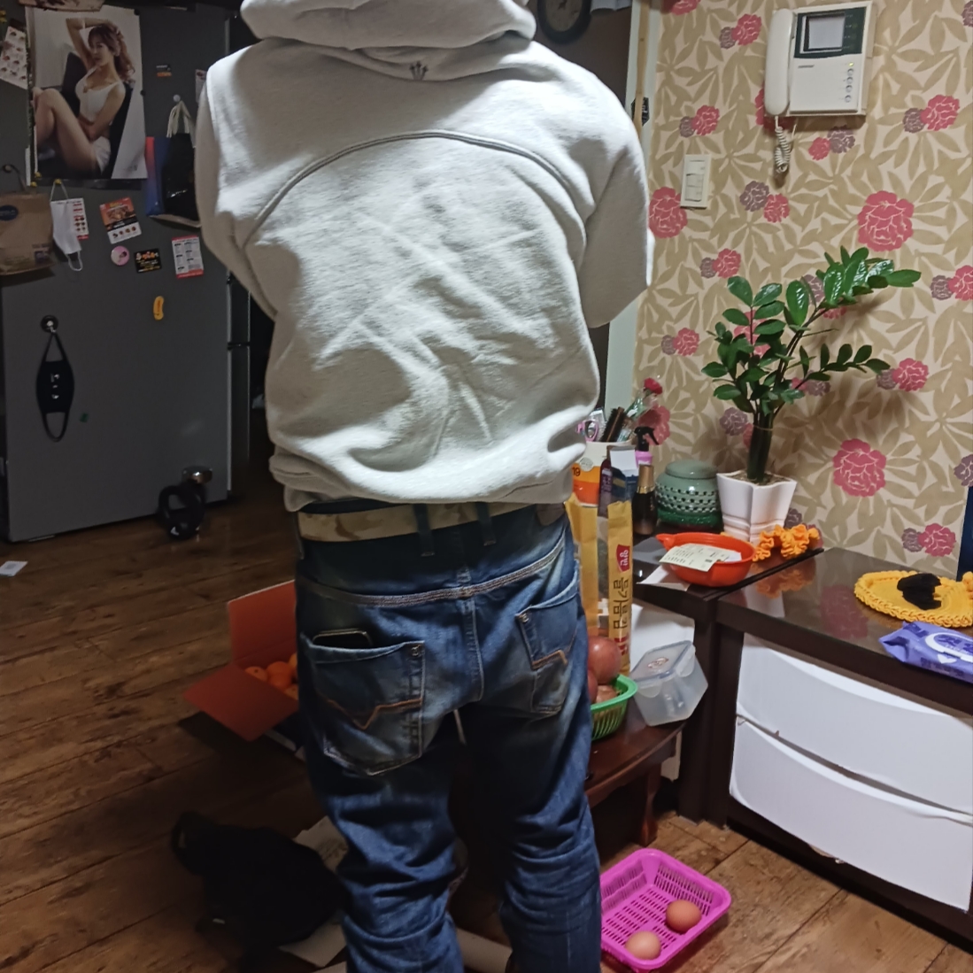 Adidas Yeezy Boost 350 V2 Carbon Beluga, Nike x Drake Nocta Cardinal Stock Essential Hoodie Grey - Asia 착용 스타일 - 2