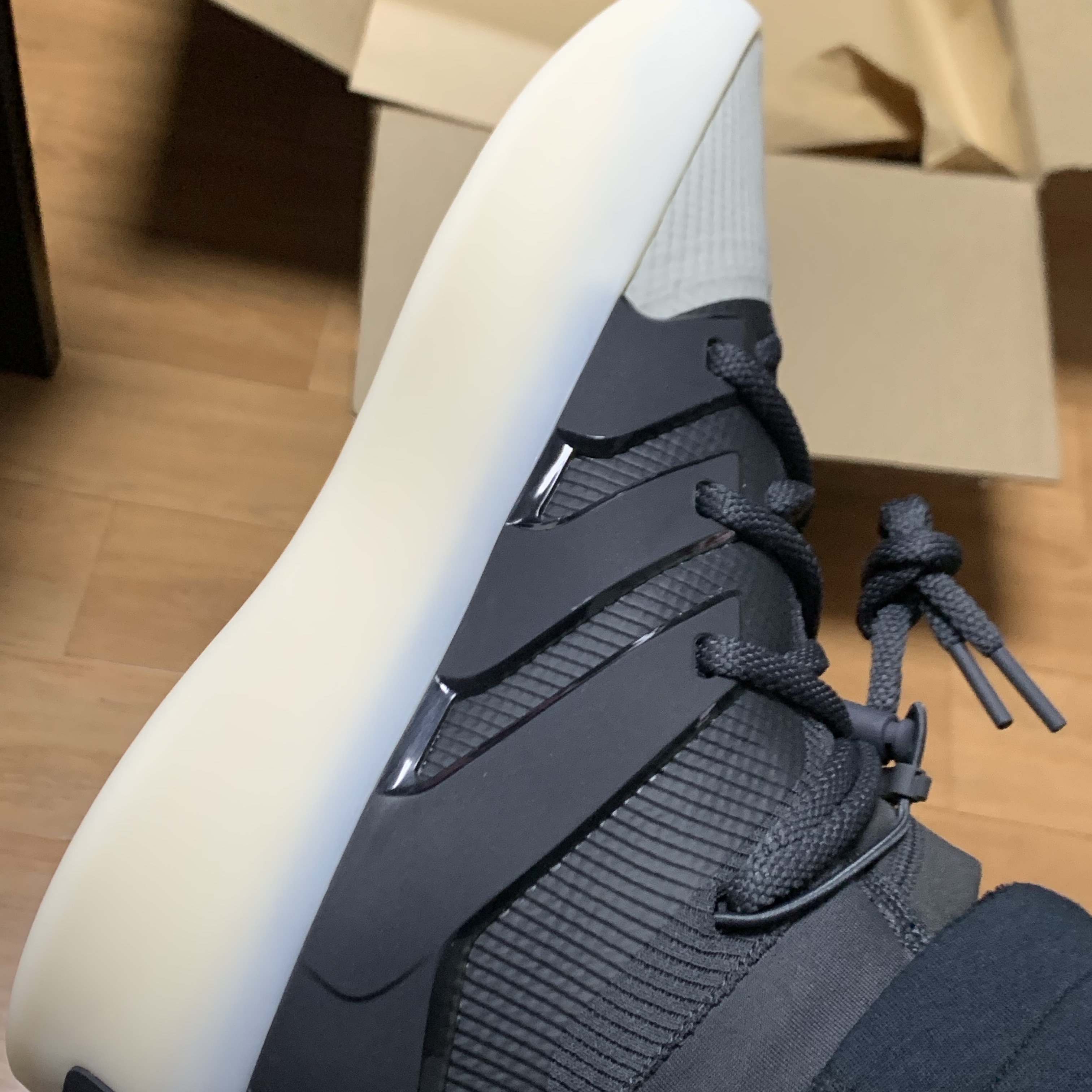 Adidas x Fear of God Athletics I Basketball Carbon Sesame 착용 스타일