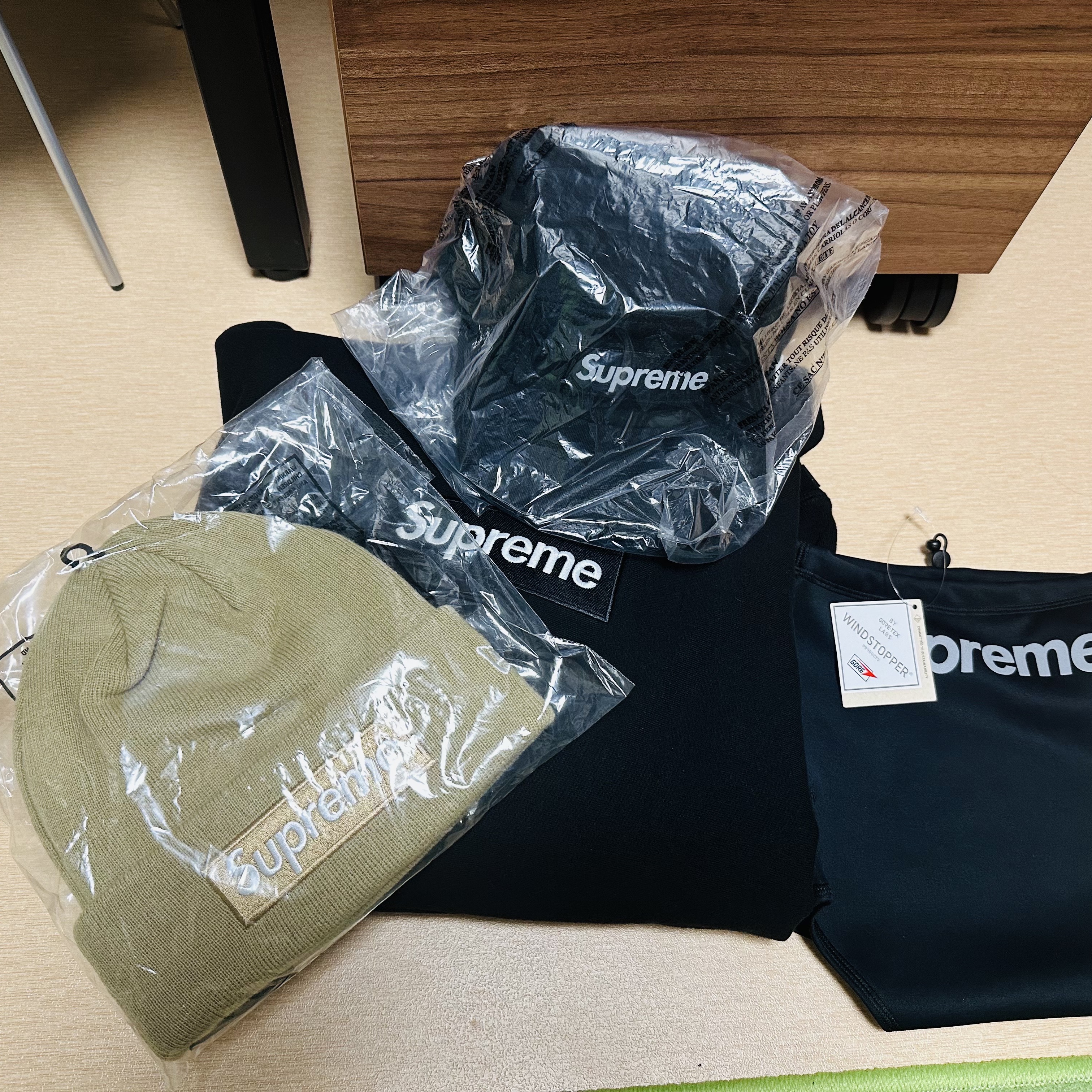 Supreme Box Logo Hooded Sweatshirt Black - 23FW, Supreme New Era Box Logo Beanie Dark Sand - 23FW 착용 스타일 - 1
