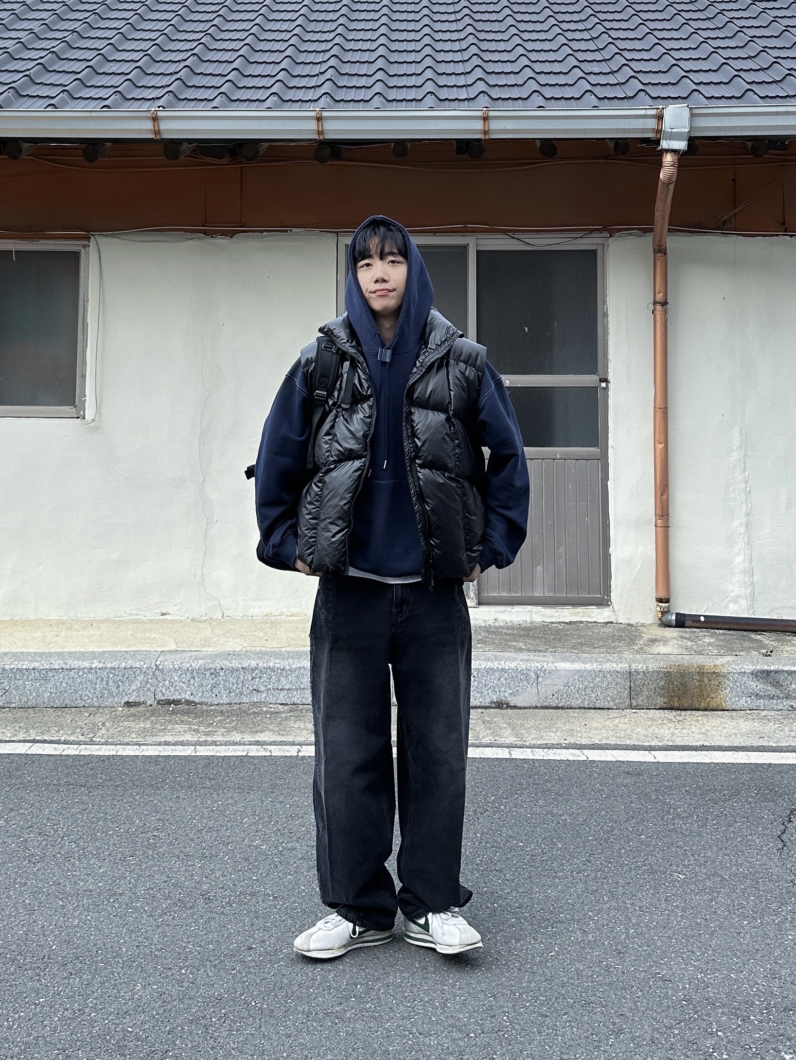 Nike x Stranger Things Classic Cortez Hawkins High School 착용 스타일