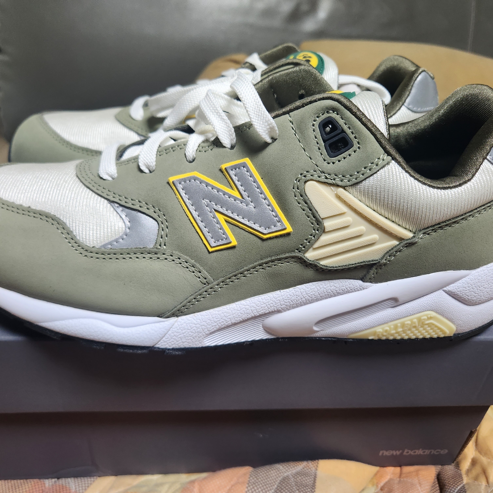 New Balance 580 Olive Leaf 착용 스타일
