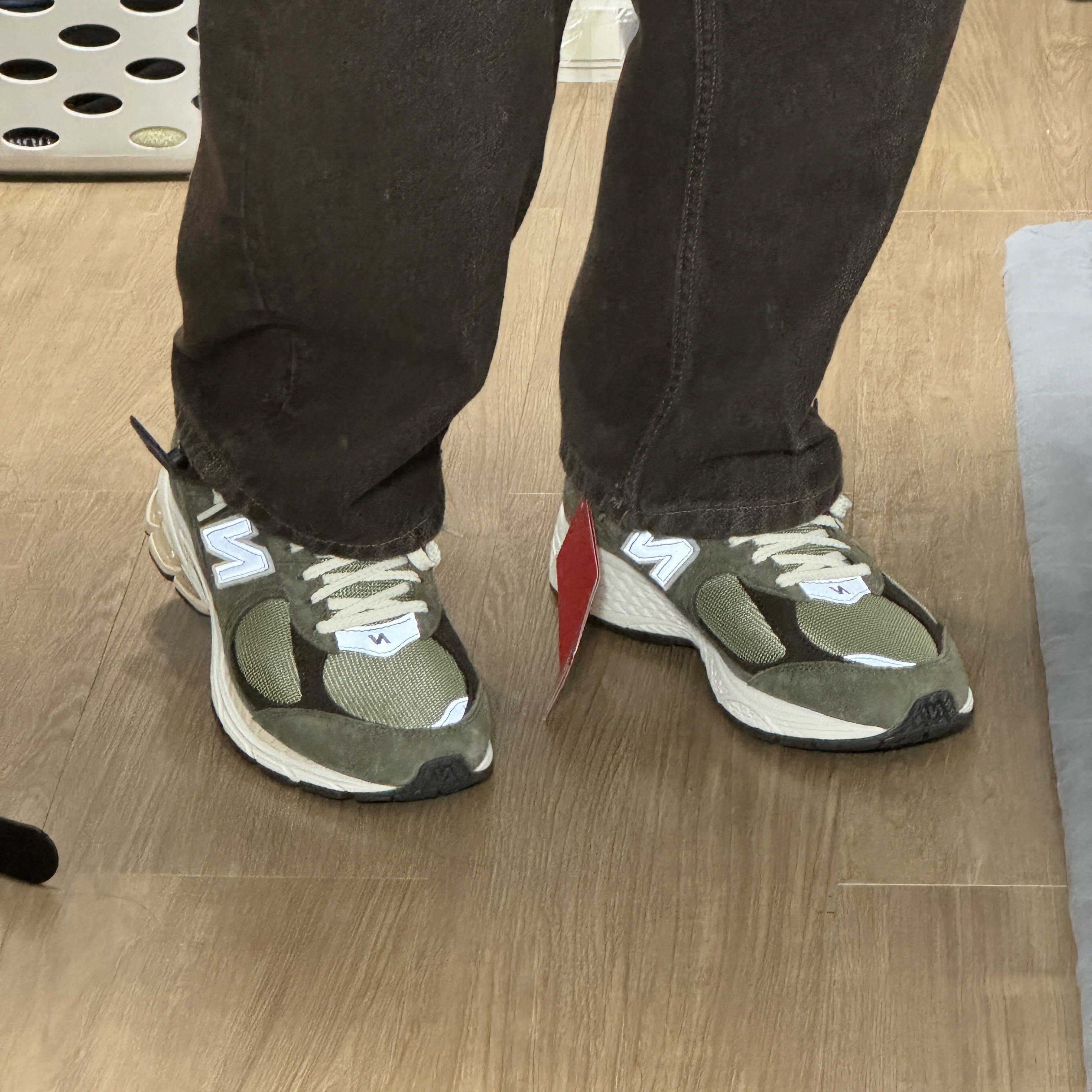 New Balance 2002R Special Vintage Khaki 착용 스타일
