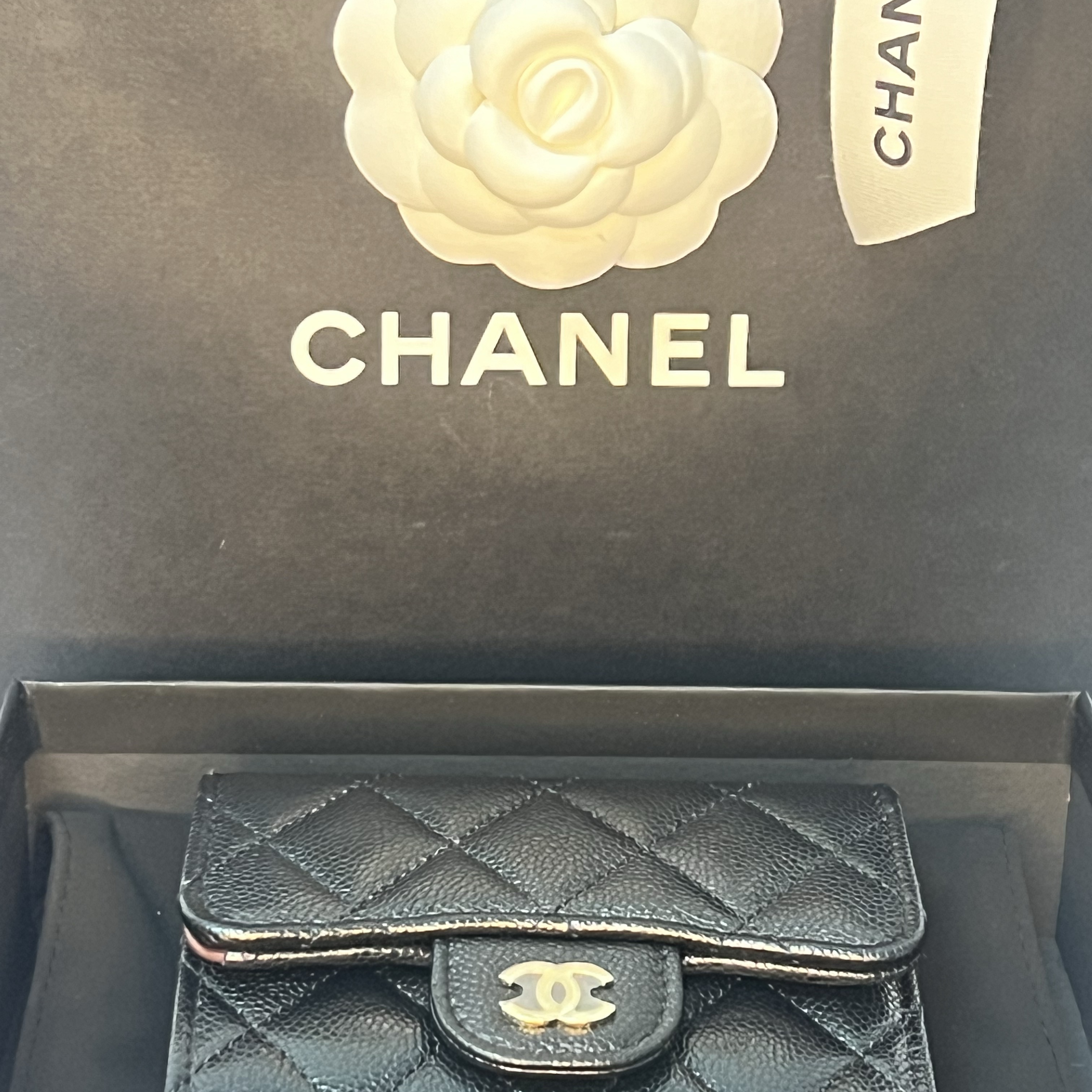 Chanel Classic Small Flap Wallet Grained Shiny Calfskin & Gold Black 착용 스타일