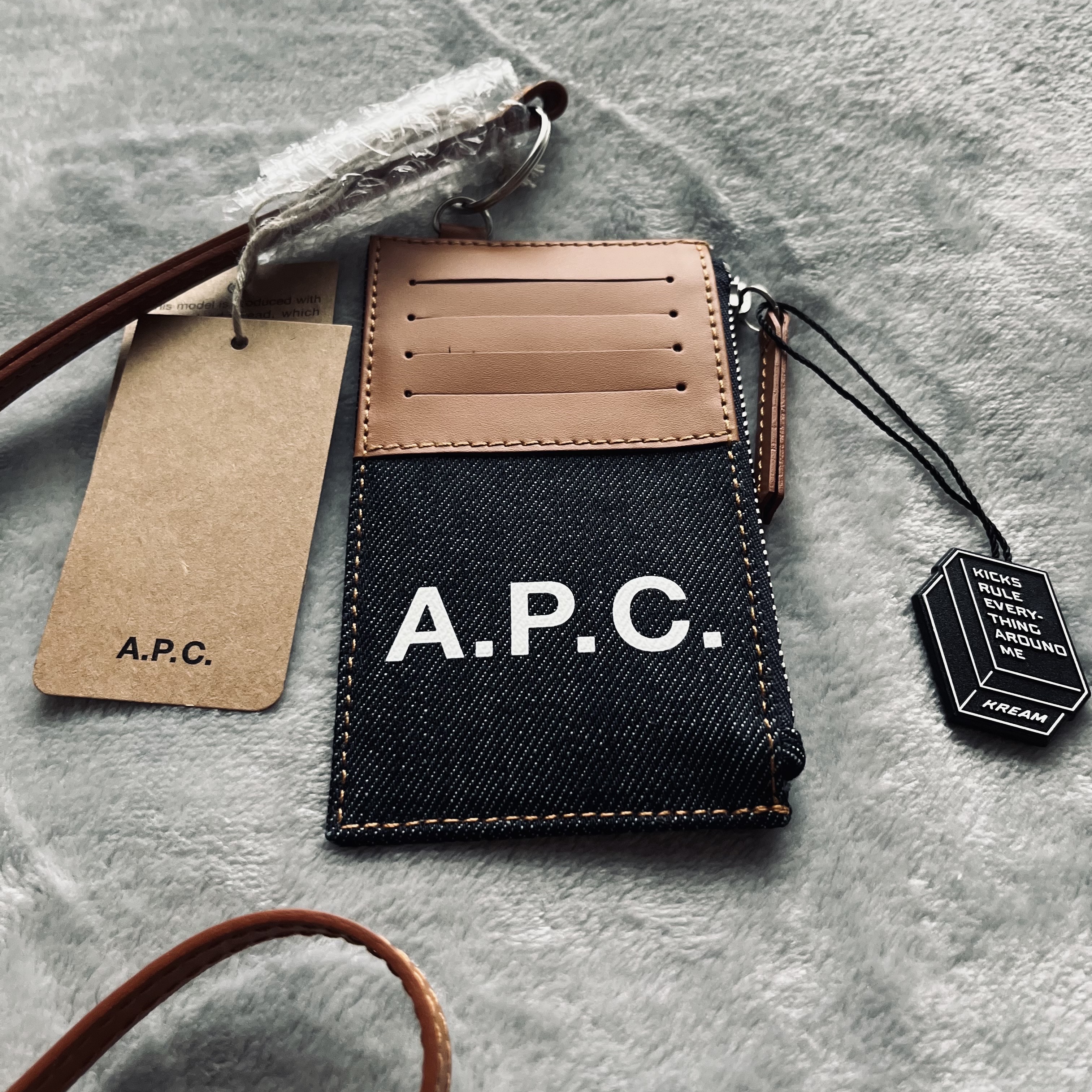 A.P.C. Axel Cardholder Caramel 착용 스타일 - 1