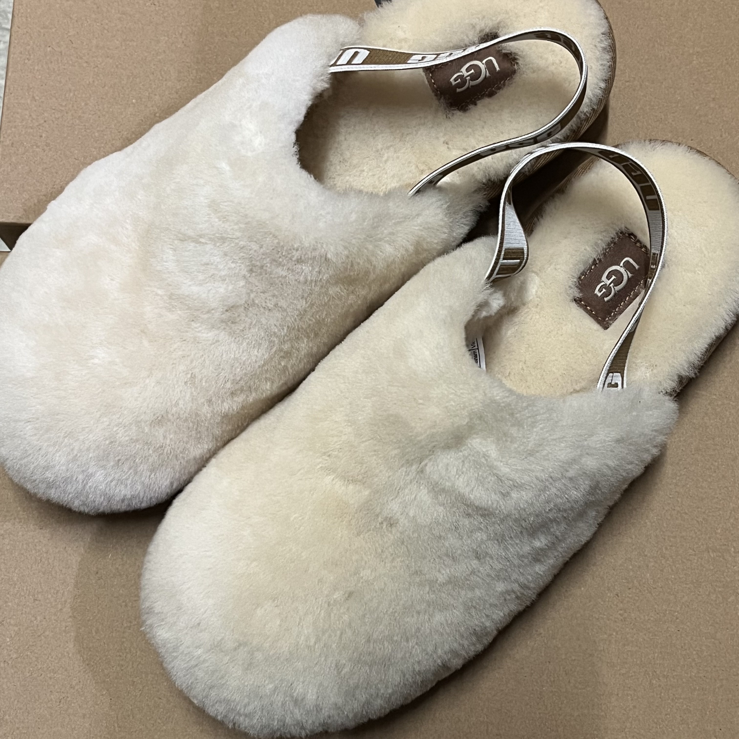 (Kids) UGG Fluff Yeah Clog Natural 착용 스타일
