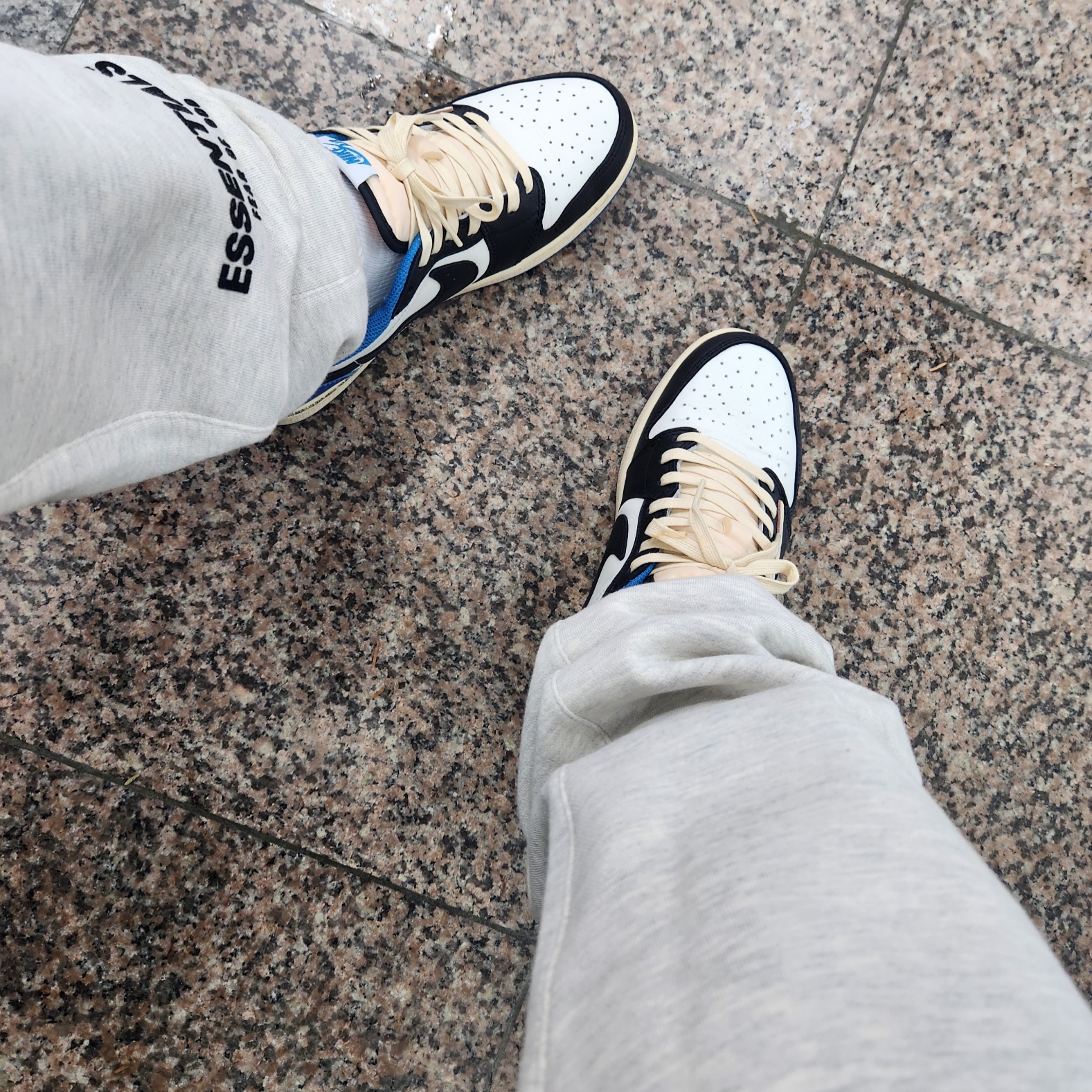 Jordan 1 x Travis Scott x Fragment Retro Low OG SP Military Blue 착용 스타일 - 2
