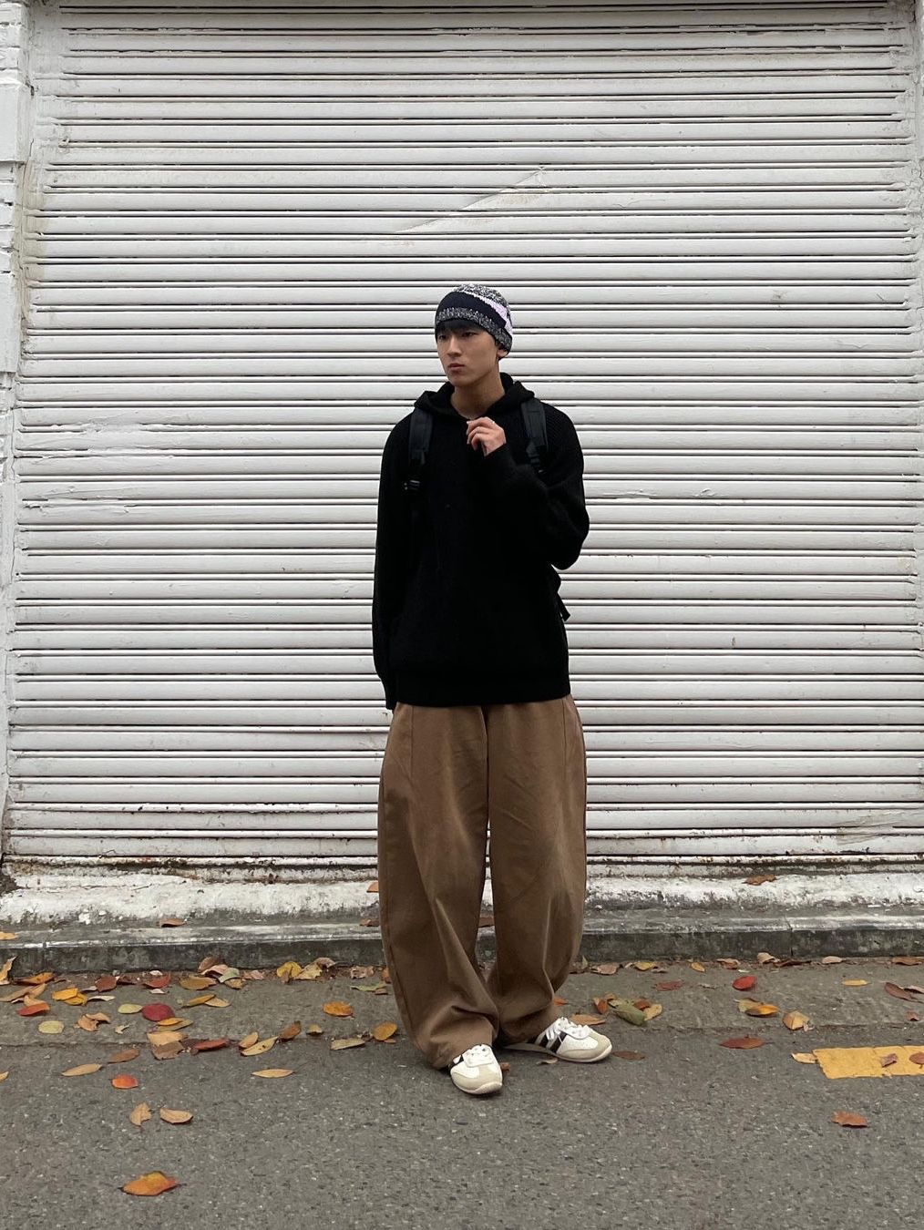 Waviness Oblique Curved Chino Pants Sand Camel 착용 스타일