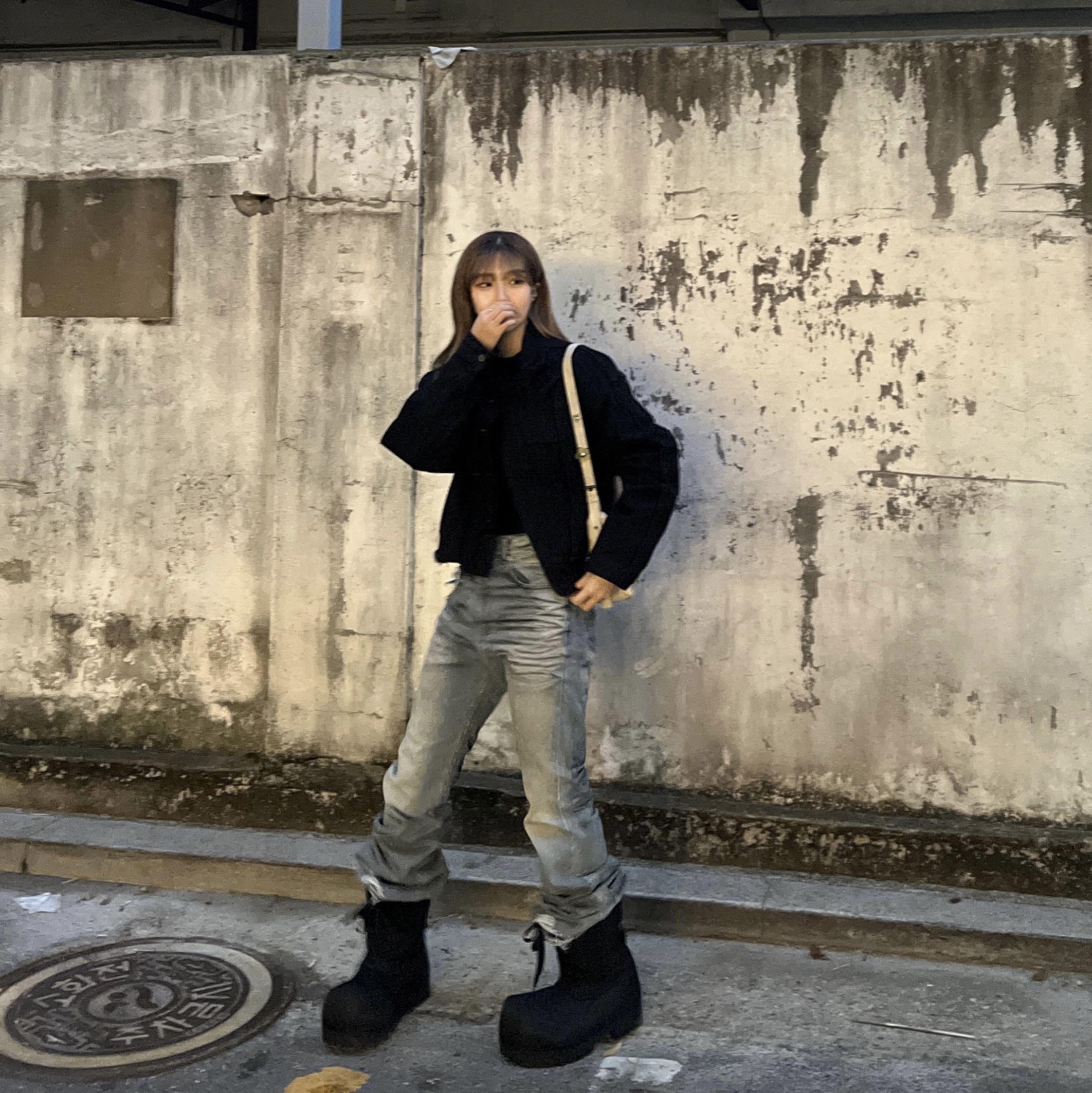 Balenciaga Skiwear Alaska Nylon Low Boot Black, Project G/R Flare Jeans Blue 착용 스타일 - 1