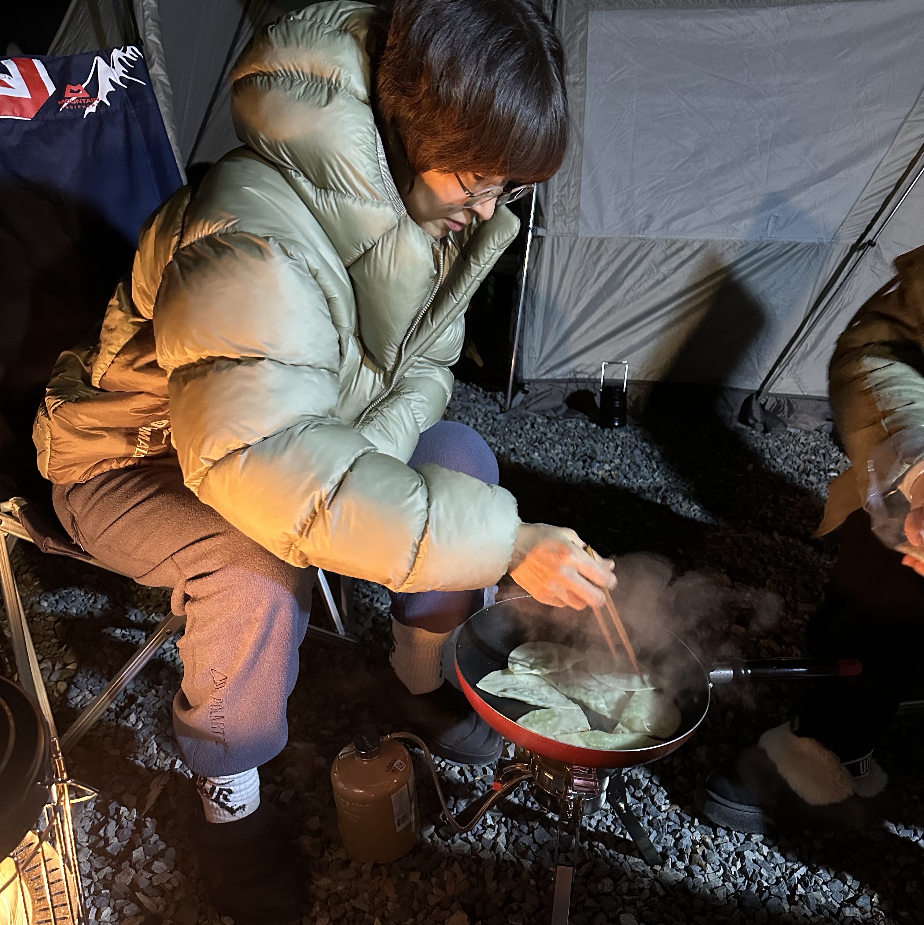 Nike ACG Therma-Fit ADV Lunar Lake Puffer Jacket Light Army - Asia, (W) Nike ACG Polartec Wolf Tree Pants Thunder Blue - Asia 착용 스타일