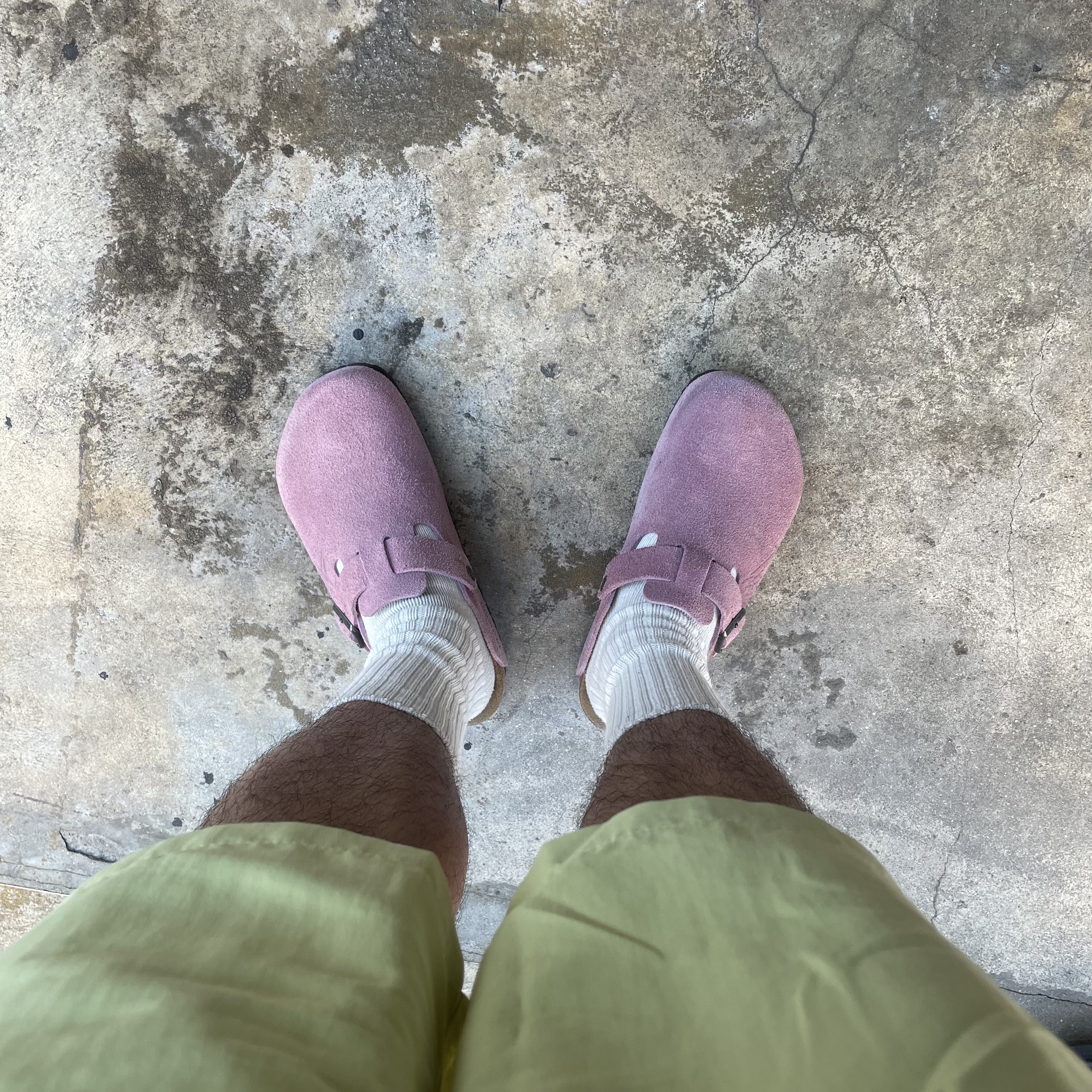 Birkenstock x Stussy Boston Clog Pink 착용 스타일 - 1