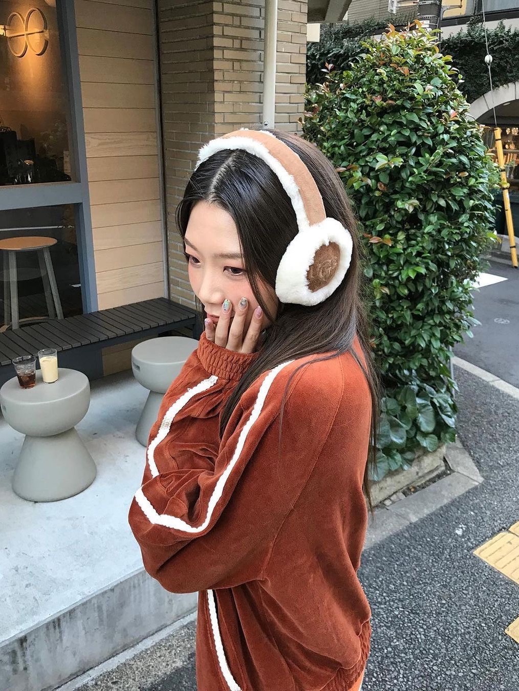 (W) UGG Embroidered Logo Earmuff Chestnut 착용 스타일 - 5