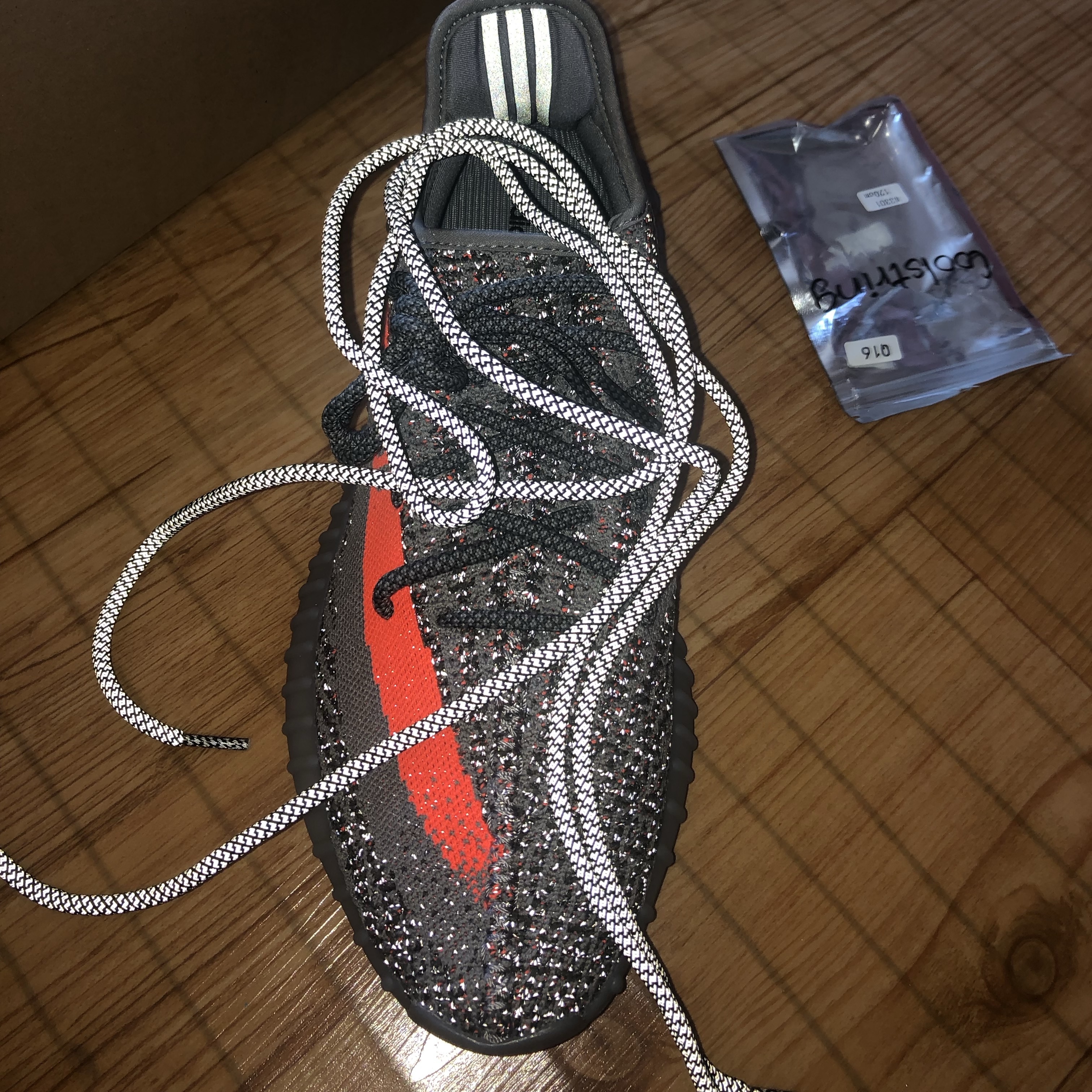 Adidas Yeezy Boost 350 V2 Beluga - Reflective 착용 스타일