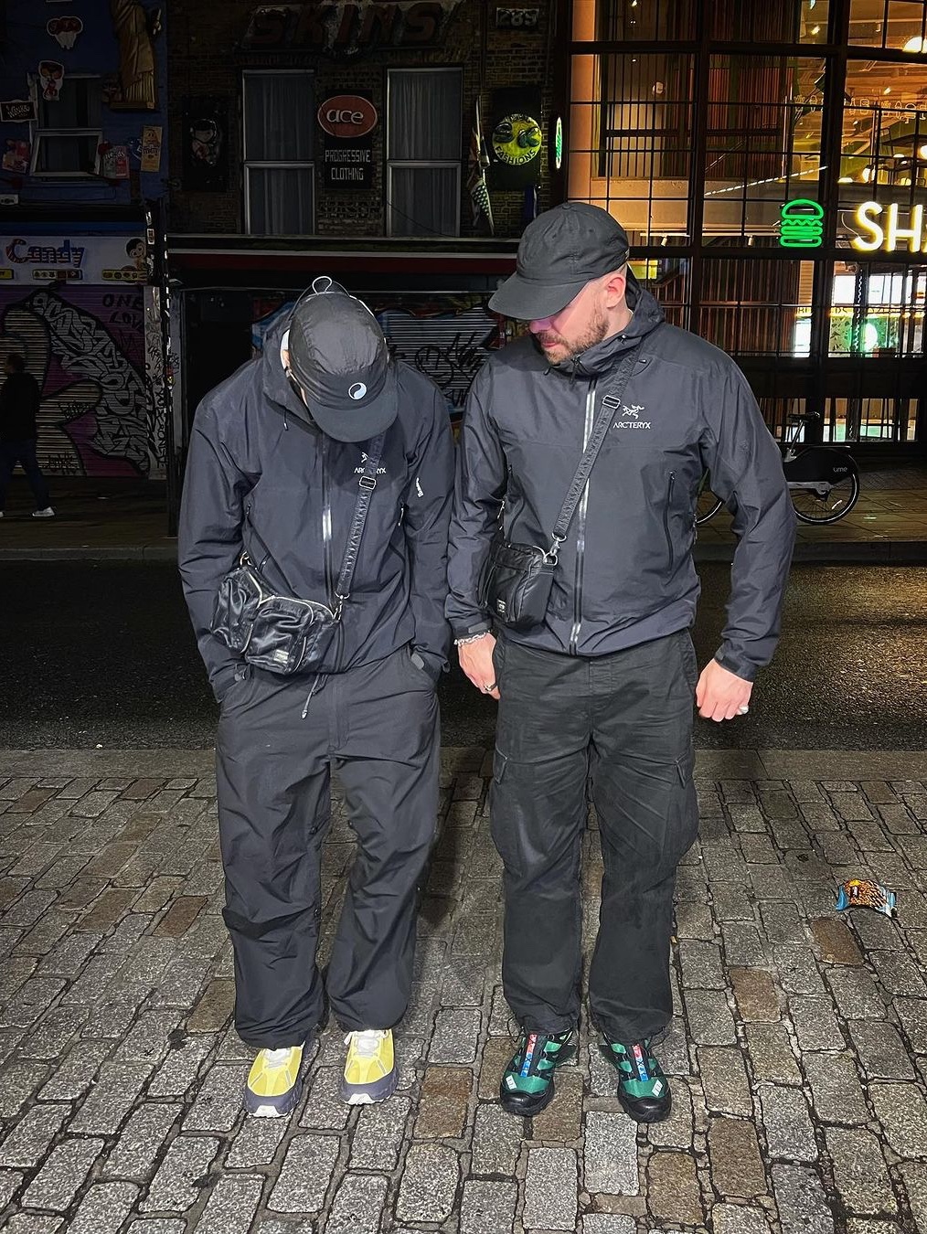 Arc'teryx Atom LT Hoody Black, Stussy Wave Dye Beach Shell Jacket Coffee 착용 스타일 - 4