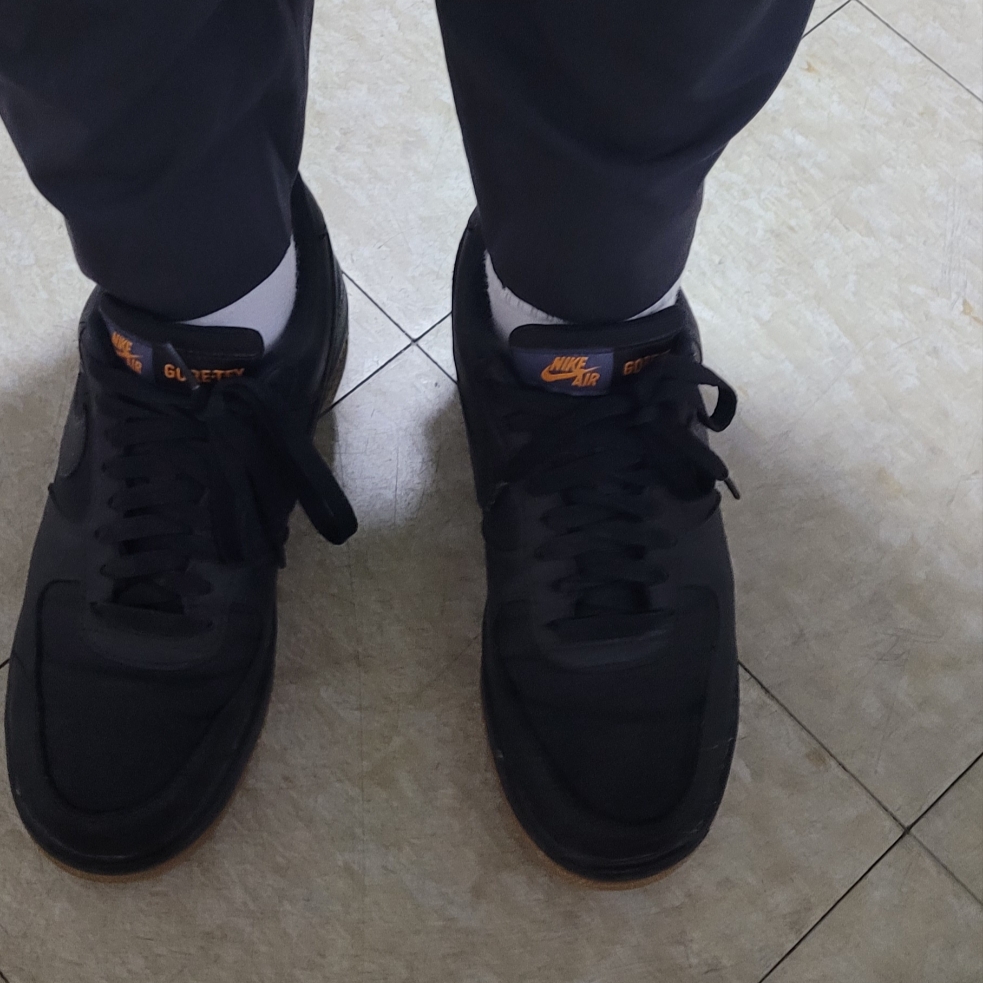Nike Air Force 1 Low Gore-Tex Black Light Carbon 착용 스타일