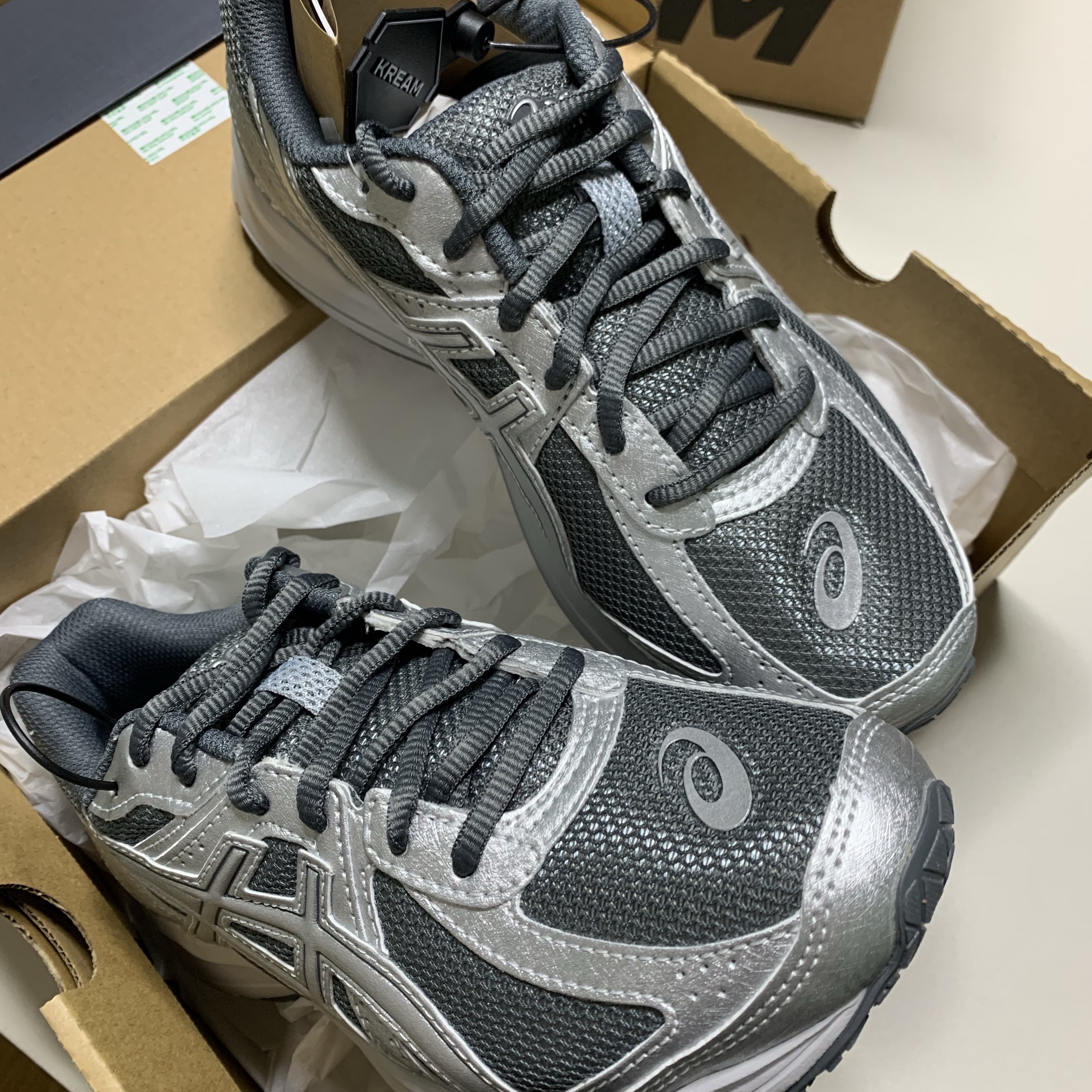 Asics Jog 100 S SMU Sheet Rock Pure Silver - 2E Wide 착용 스타일