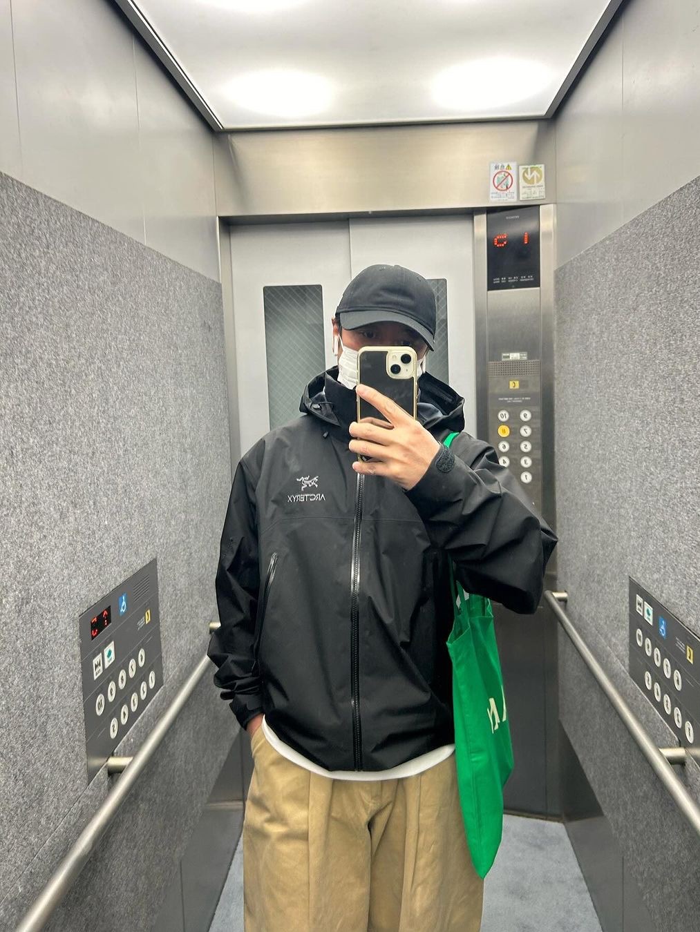 Arc'teryx Atom LT Hoody Black, Stussy Wave Dye Beach Shell Jacket Coffee 착용 스타일 - 2