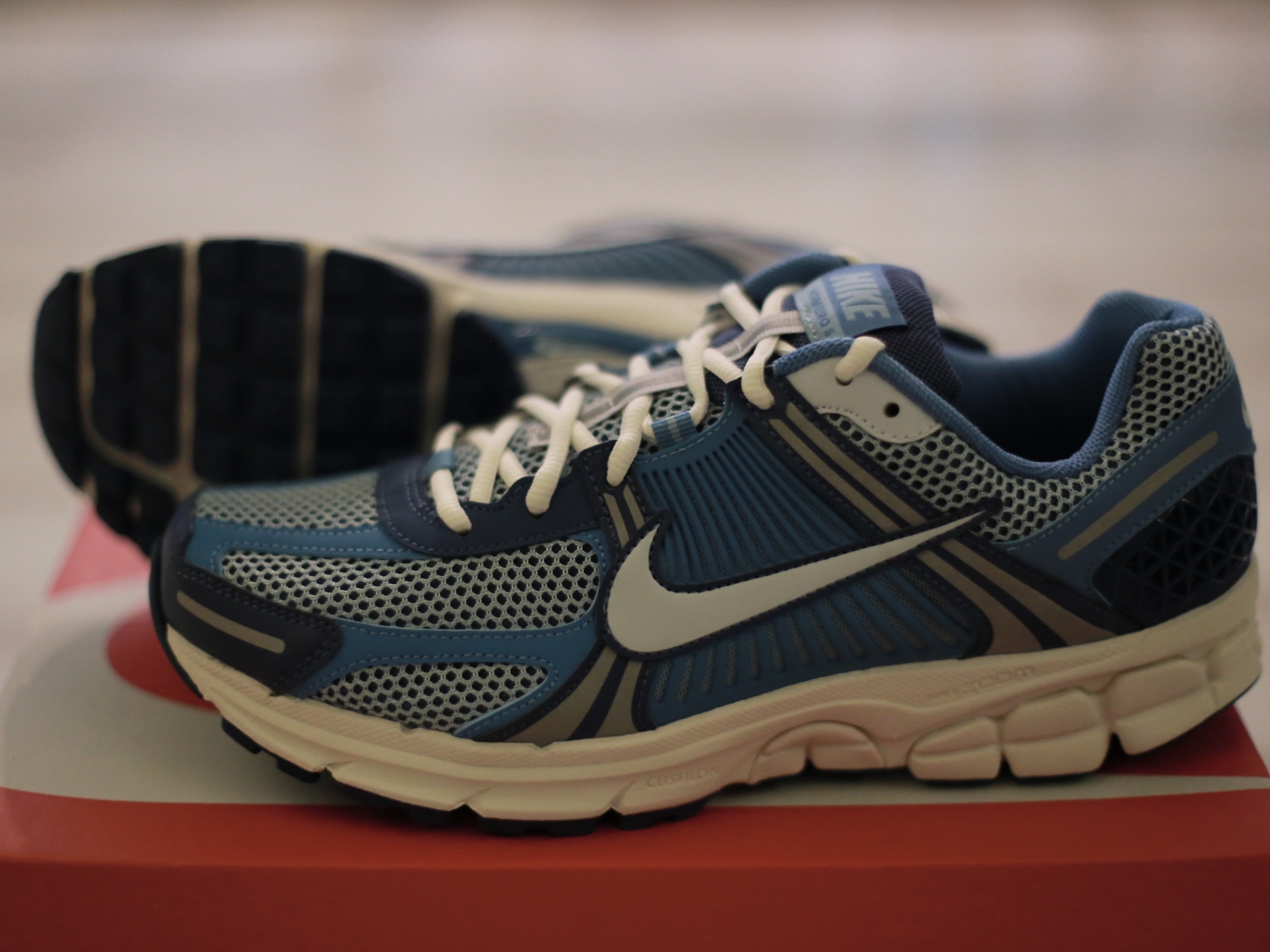 Nike Zoom Vomero 5 Mystic Navy and Worn Blue 착용 스타일 - 4