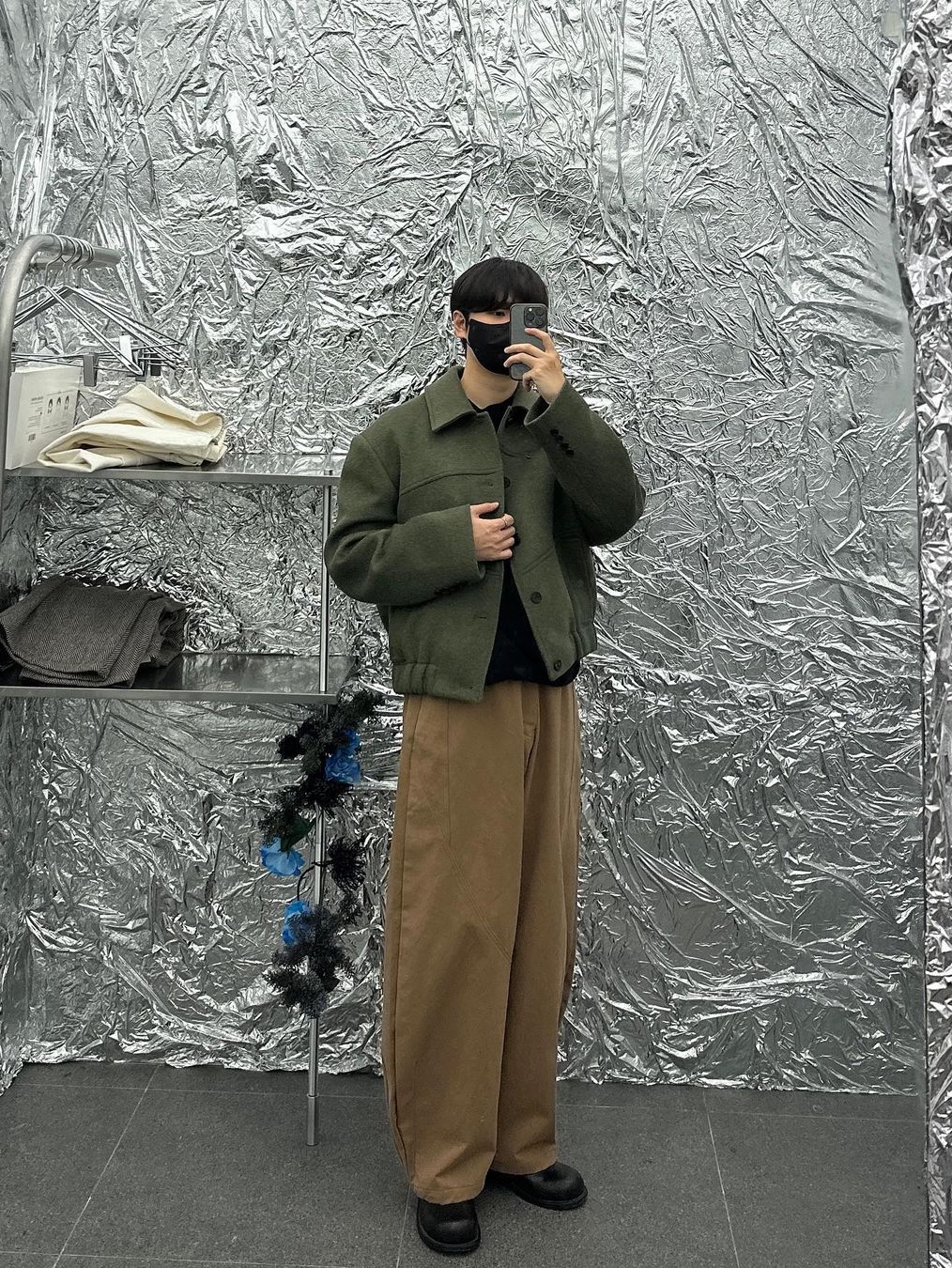 Waviness Oblique Curved Chino Pants Sand Camel 착용 스타일