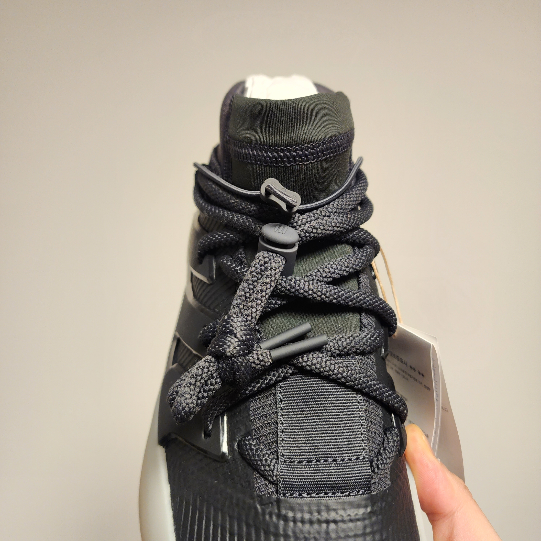 Adidas x Fear of God Athletics I Basketball Carbon 착용 스타일 - 4