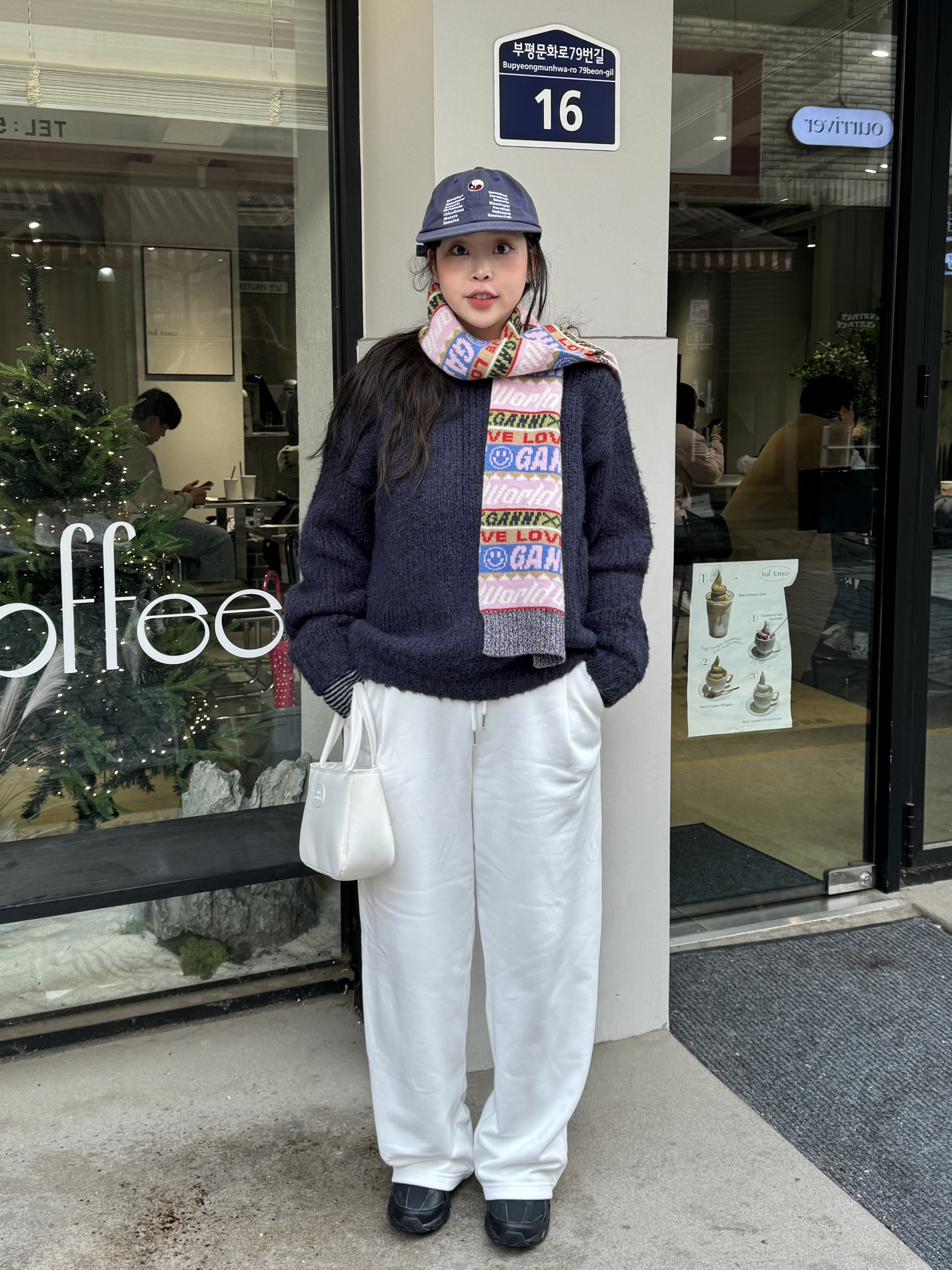 Ganni Graphic Wool Muffler Multicolour, New Balance 530 Black 착용 스타일 - 1