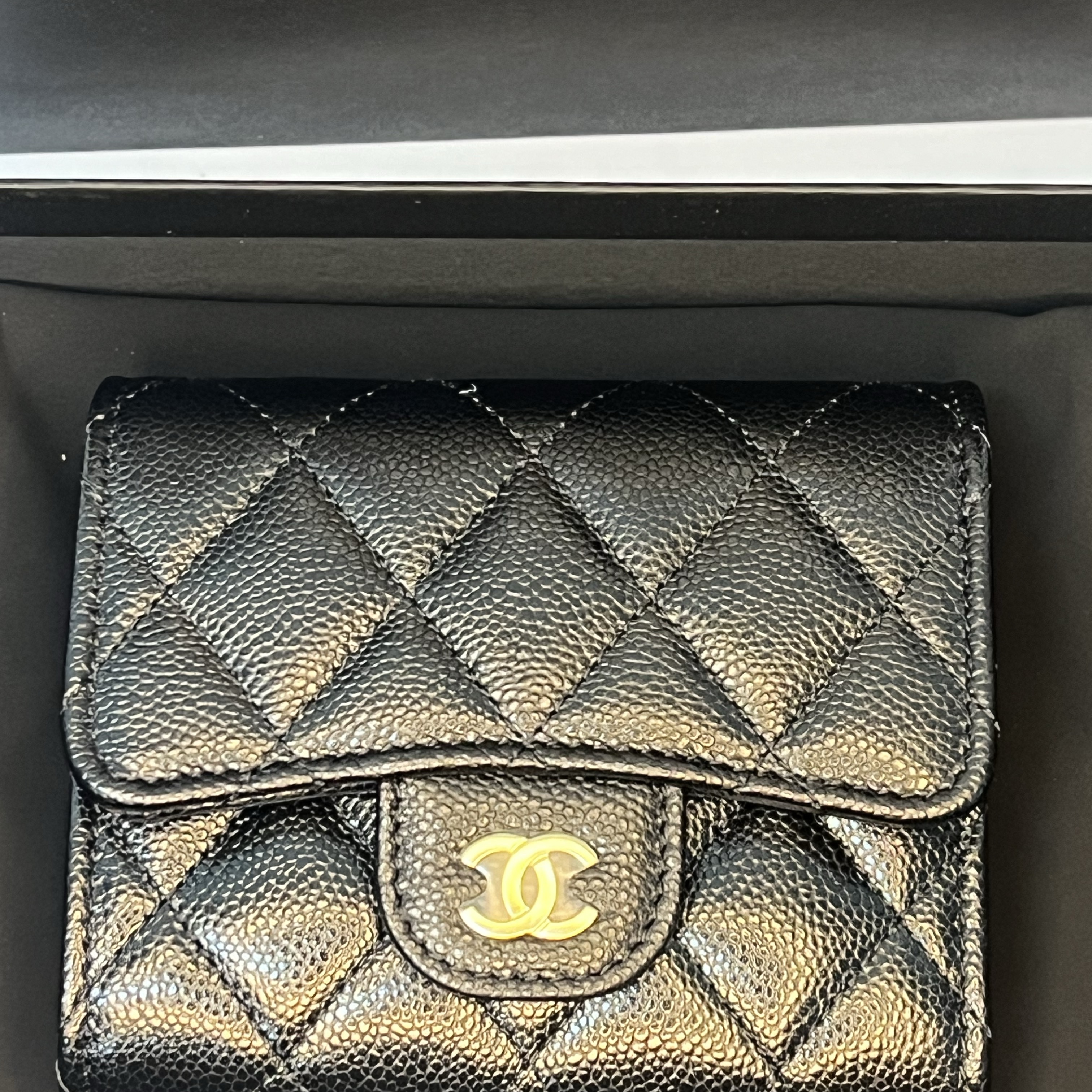 Chanel Classic Small Flap Wallet Grained Shiny Calfskin & Gold Black 착용 스타일