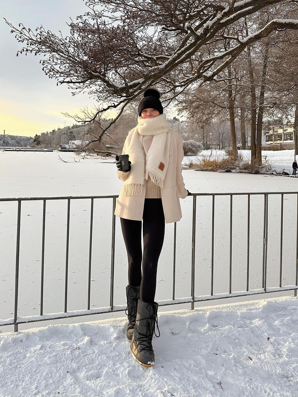 Loewe Wool and Mohair Muffler White 착용 스타일 - 6