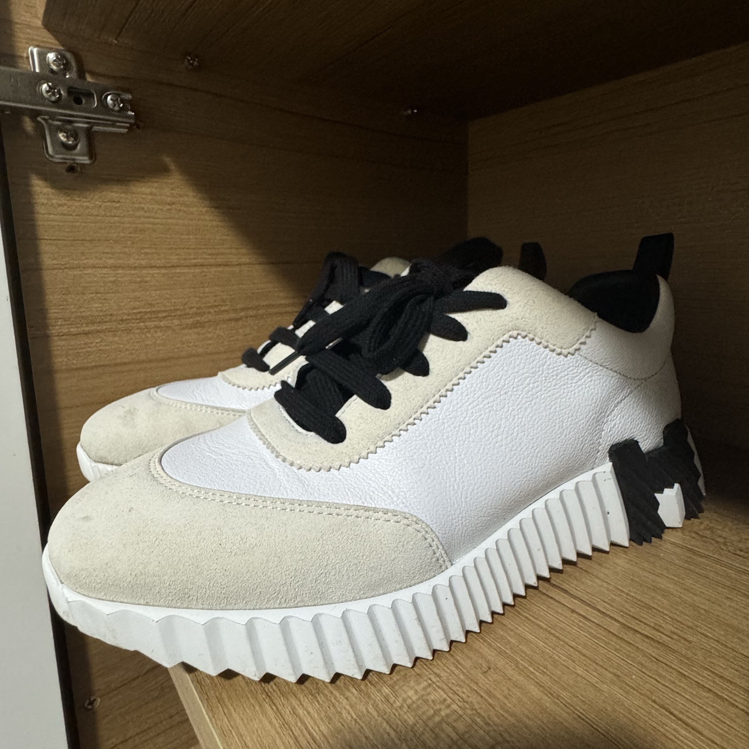 (W) Hermes Bouncing Sneakers Sport Suede Goatskin & Blanc Noir 착용 스타일