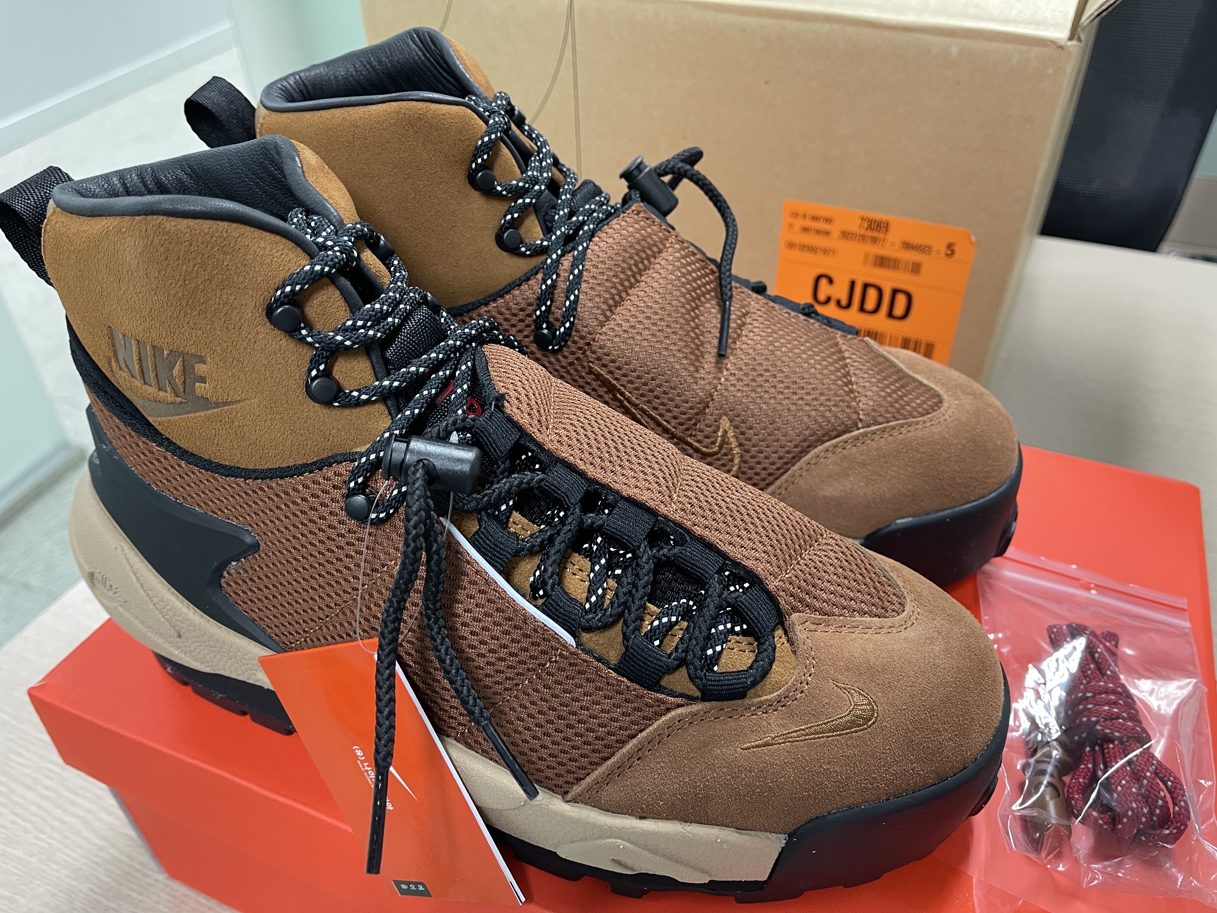 Nike x Sacai Magmascape SP Pecan 착용 스타일 - 1