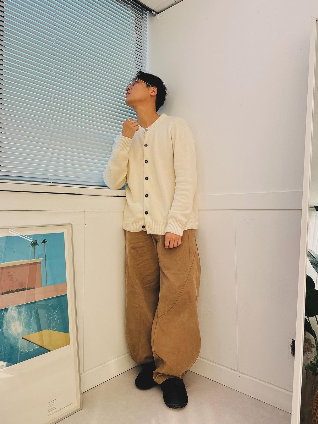 Waviness Oblique Curved Chino Pants Sand Camel 착용 스타일