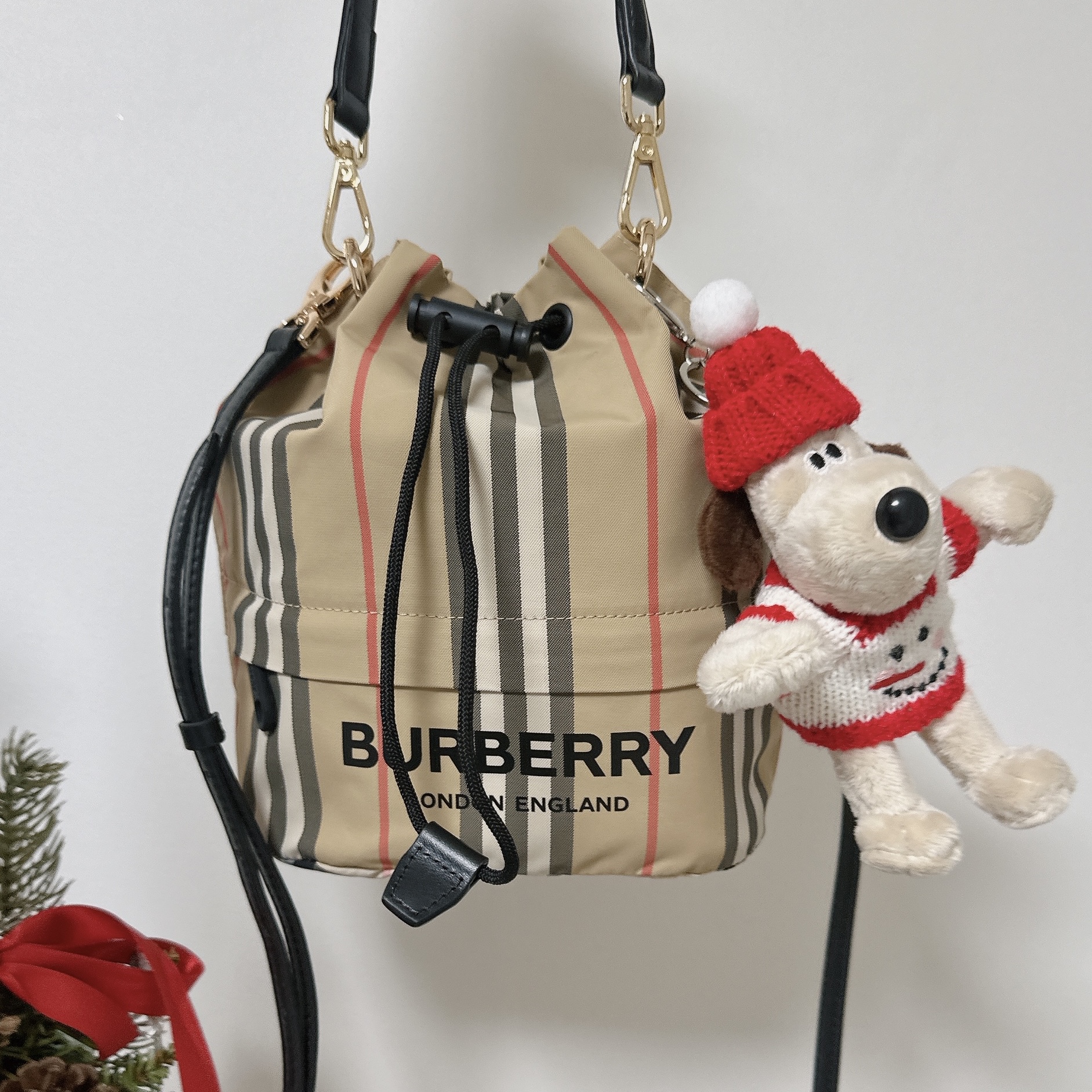 Burberry Icon Stripe Econyl Drawcord Pouch Archive Beige 착용 스타일