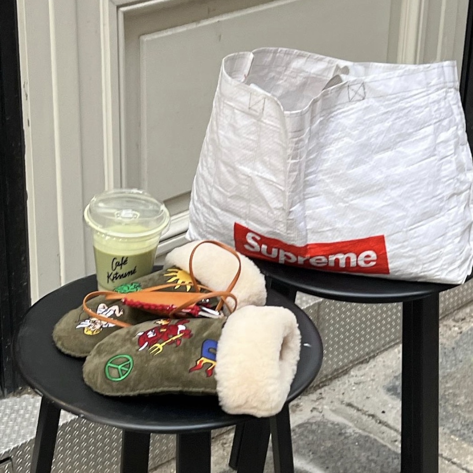 UGG x Palace Sheepskin Mitten Burnt Olive 착용 스타일